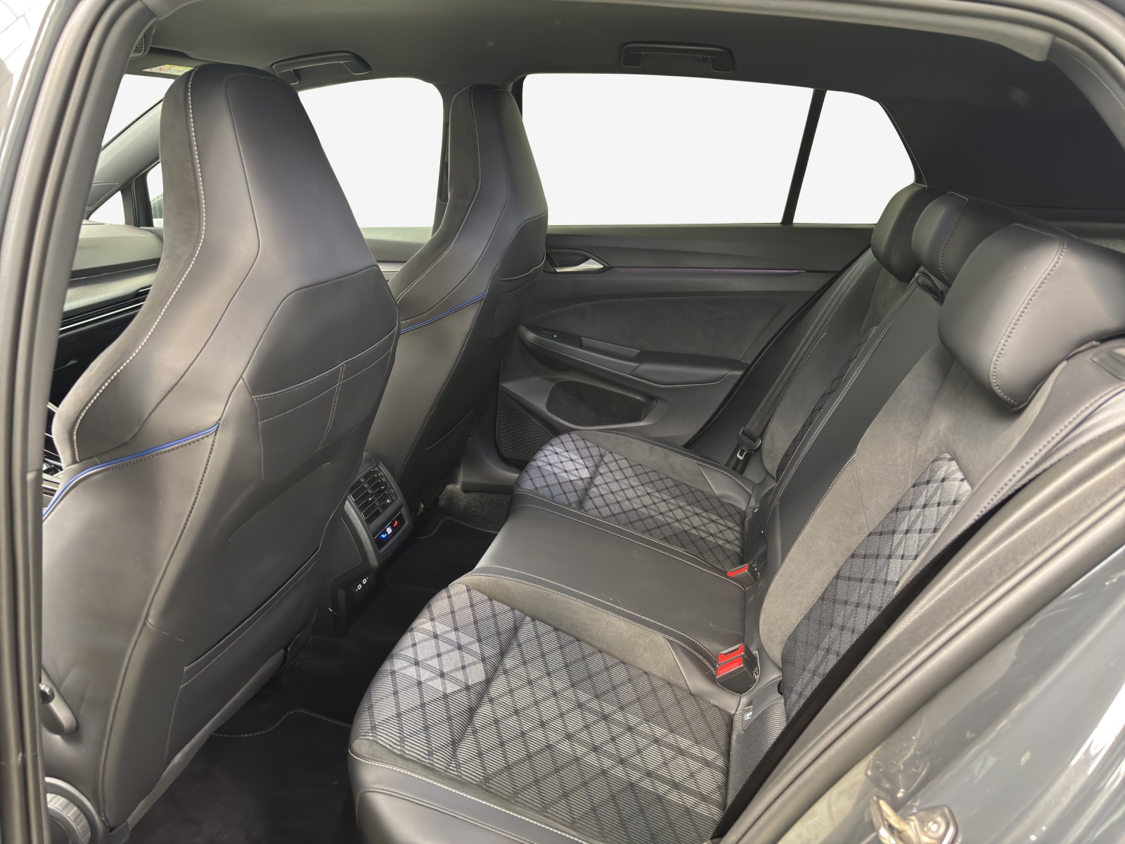 VW Golf 1.5 e TSI mHEV R-Line DSG-image-11
