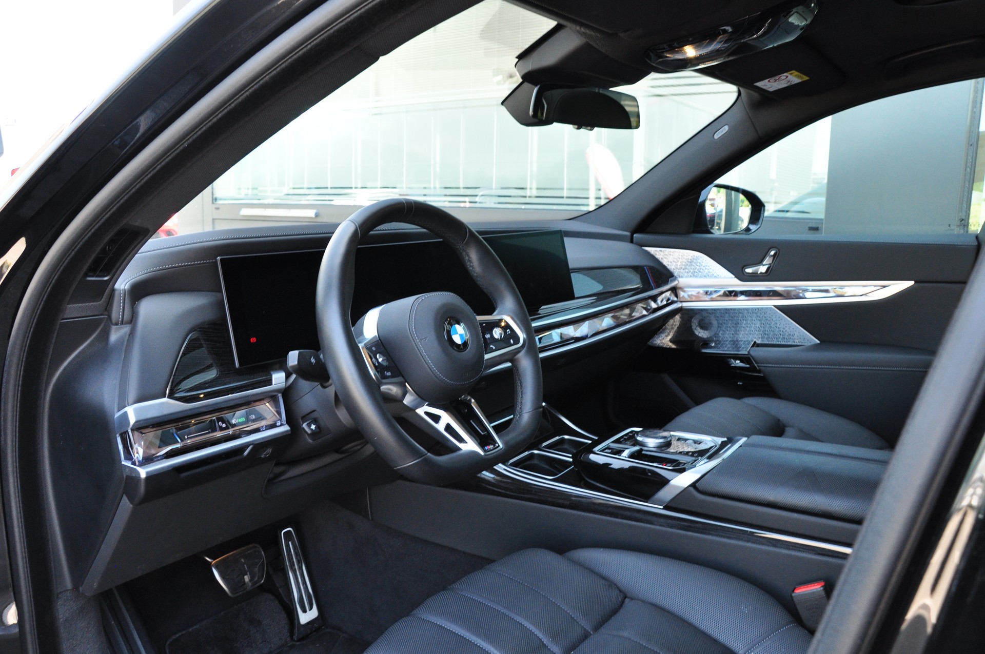 BMW 740d xDrive 48V M Sport Pro Steptronic-image-14
