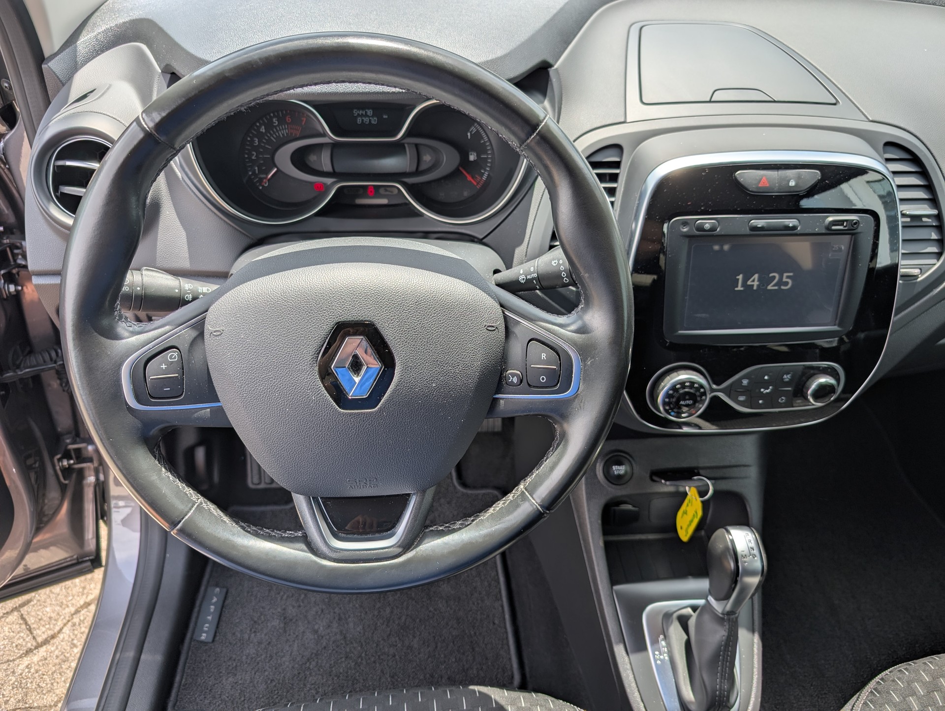 RENAULT Captur 1.2 T 16V 90th Anniversary EDC-image-3