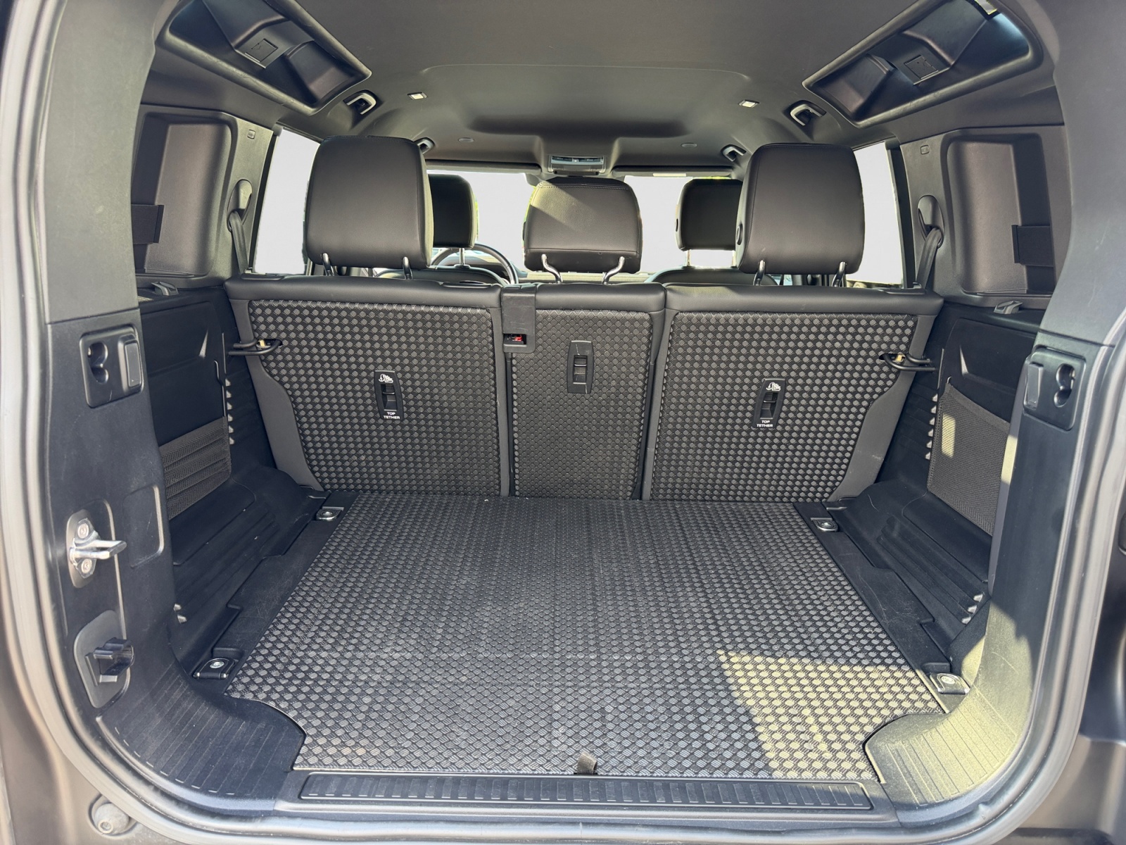 LAND ROVER Defender 110 3.0 D I6 250 X-Dynamic S AWD AT8-image-18