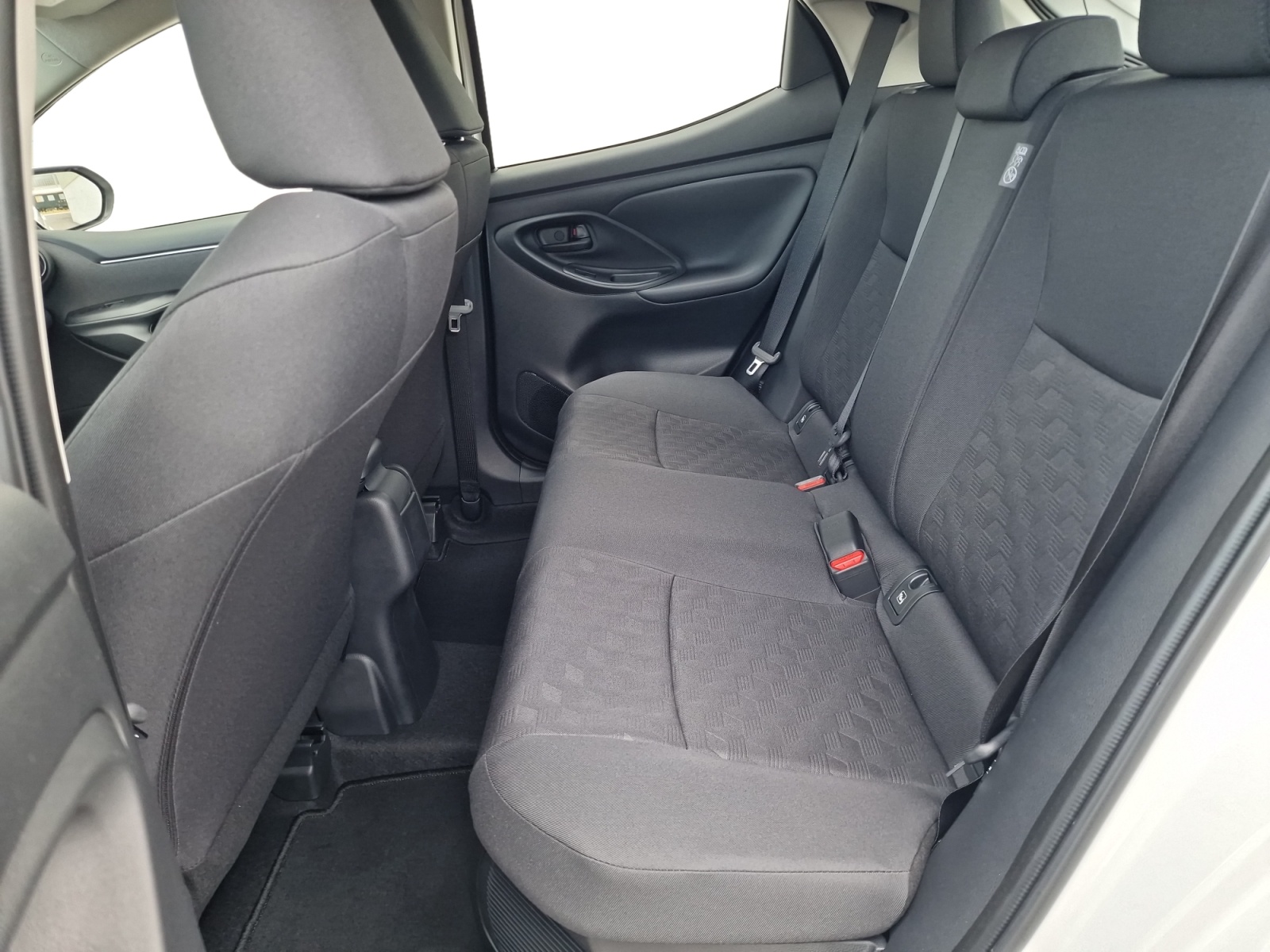 TOYOTA Yaris 1.5 Active Drive e-CVT-image-13