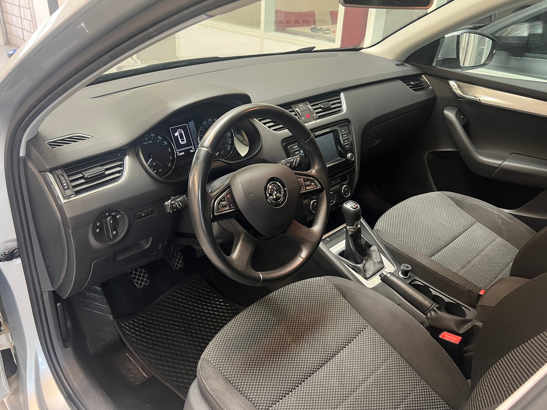 SKODA Octavia Combi 2.0 TDI Ambition 4x4-image-10