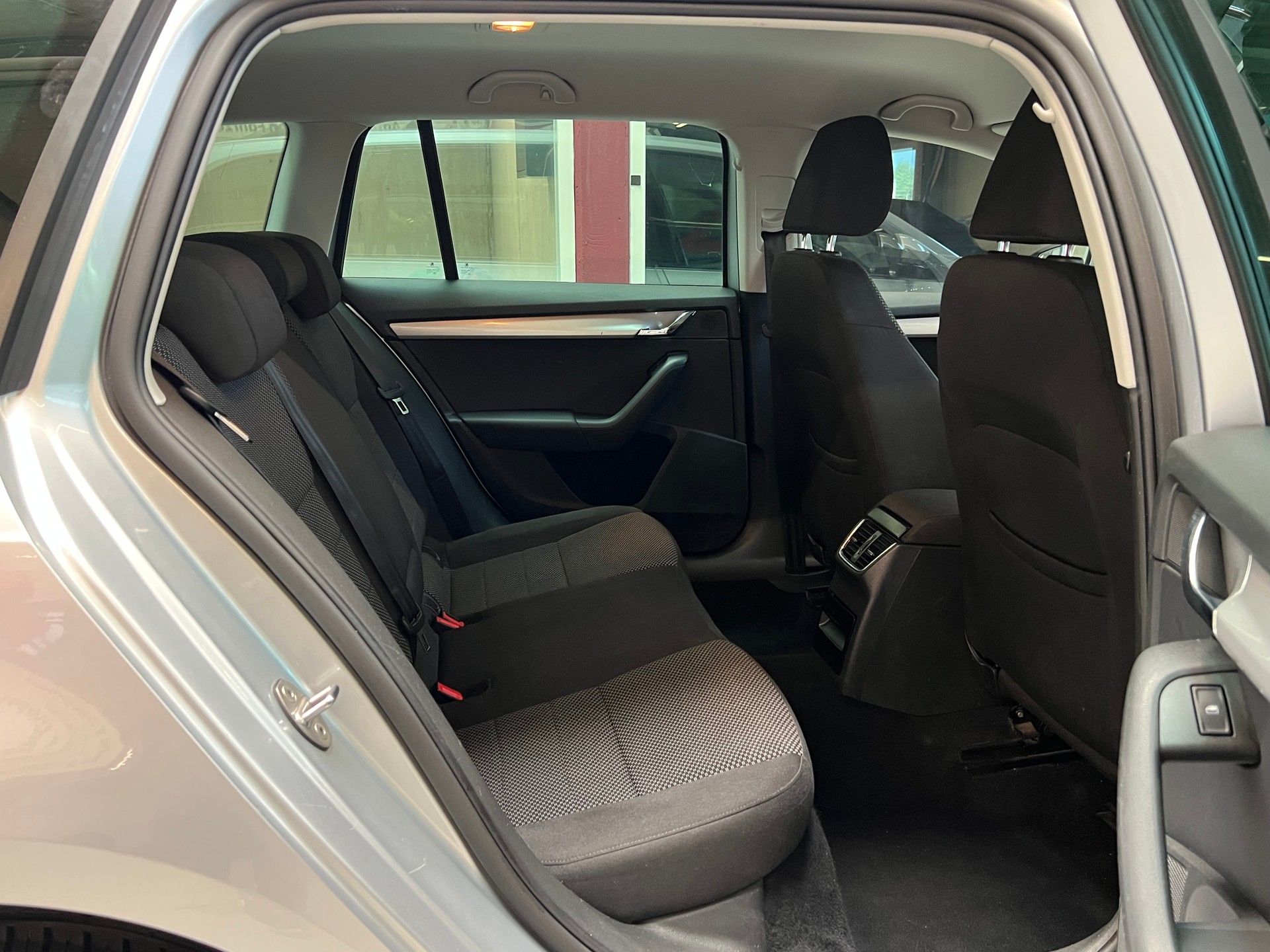 SKODA Octavia Combi 2.0 TDI Ambition 4x4-image-13