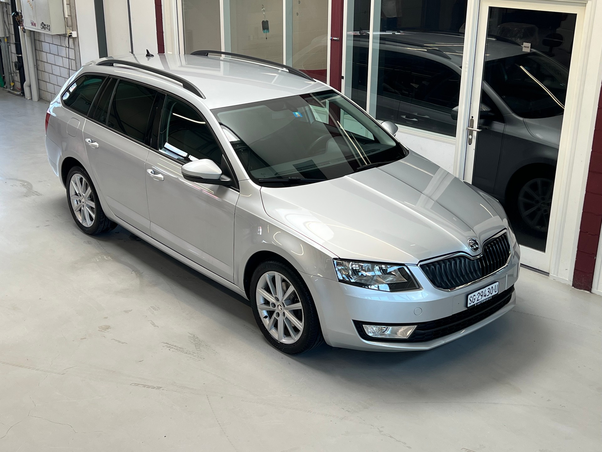 SKODA Octavia Combi 2.0 TDI Ambition 4x4-image-0