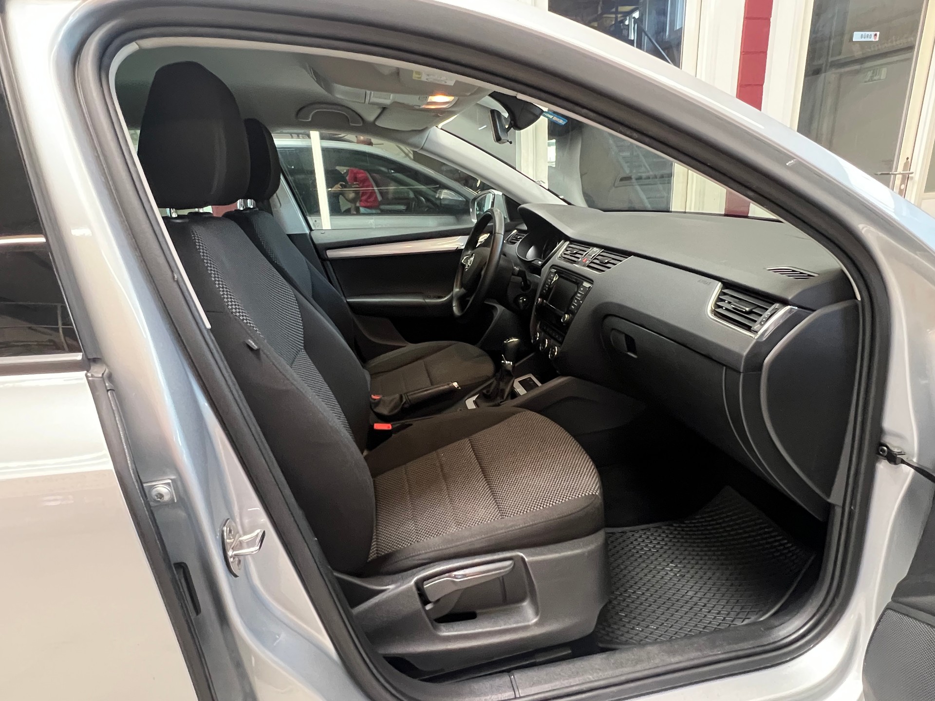 SKODA Octavia Combi 2.0 TDI Ambition 4x4-image-12