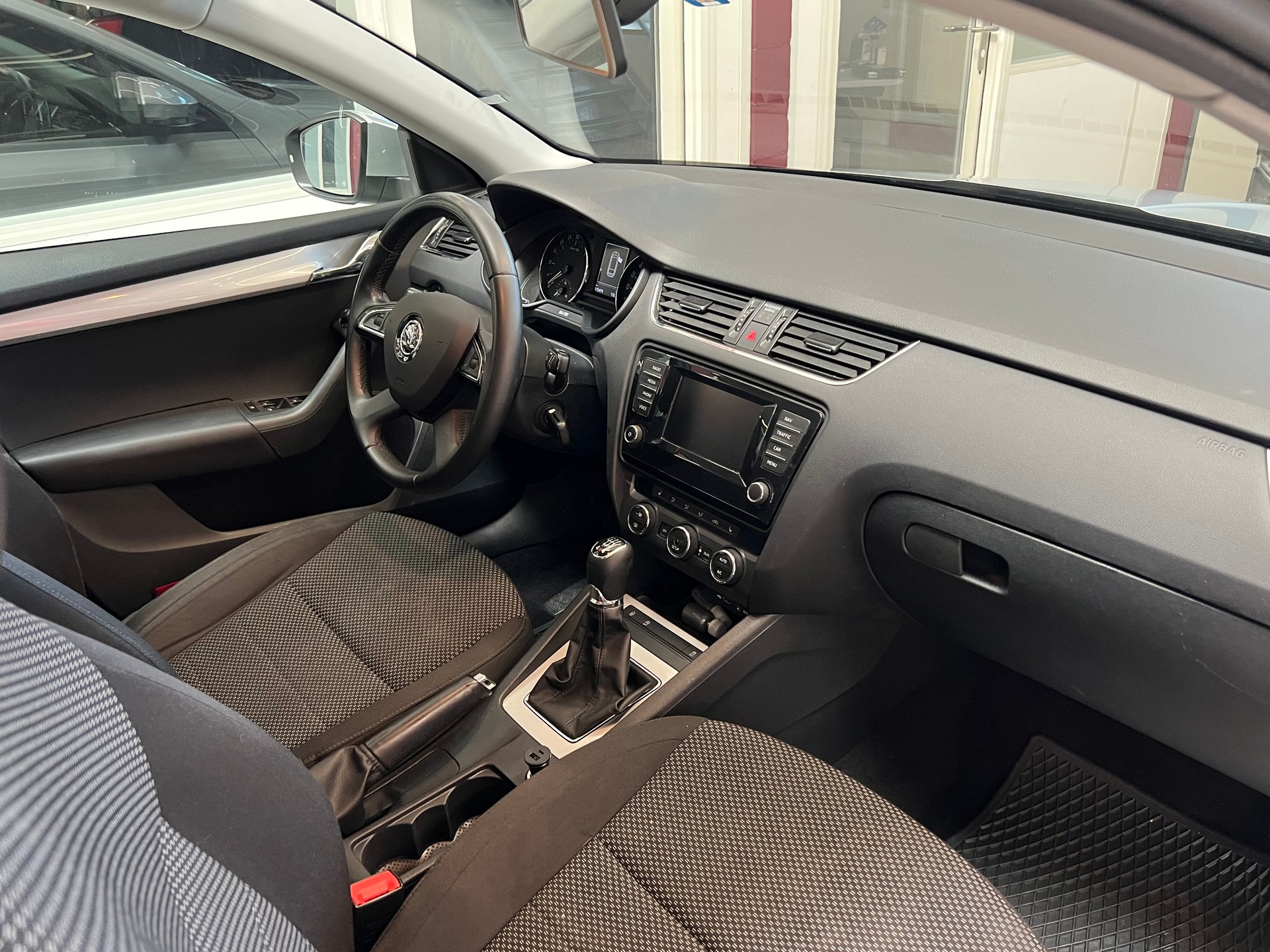 SKODA Octavia Combi 2.0 TDI Ambition 4x4-image-11