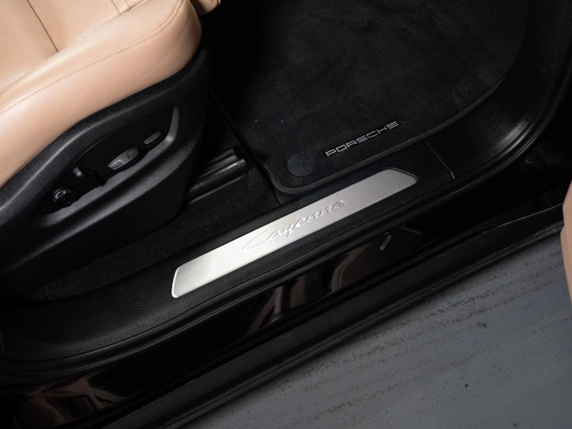 PORSCHE Cayenne E-Hybrid (MY24)-image-18