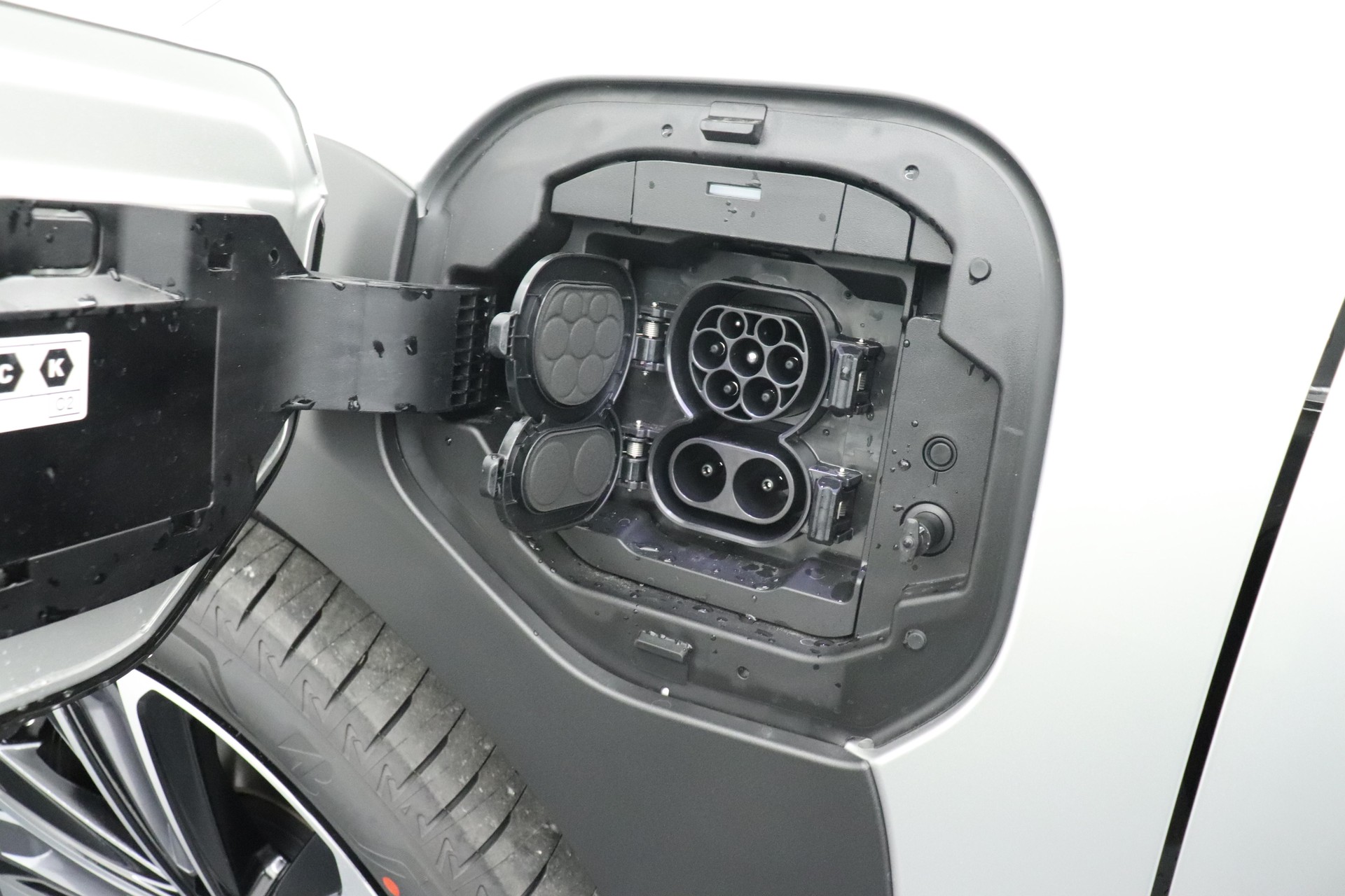 TOYOTA bZ4X Premium AWD-image-14