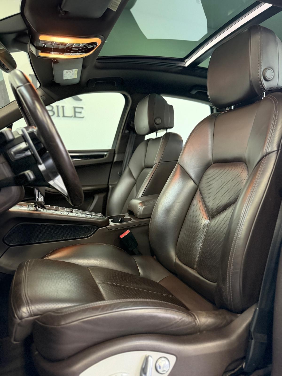 PORSCHE Macan S PDK *Panorama / CH-Fahrzeug / Porsche DLS Light / Sport Design / Alcantara Dachhimmel*-image-7