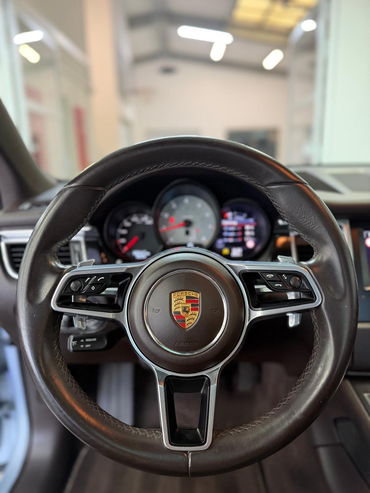 PORSCHE Macan S PDK *Panorama / CH-Fahrzeug / Porsche DLS Light / Sport Design / Alcantara Dachhimmel*-image-11