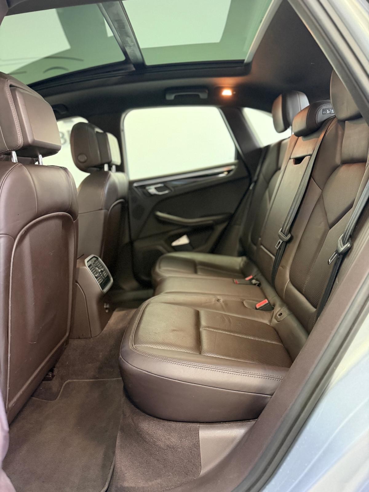 PORSCHE Macan S PDK *Panorama / CH-Fahrzeug / Porsche DLS Light / Sport Design / Alcantara Dachhimmel*-image-8