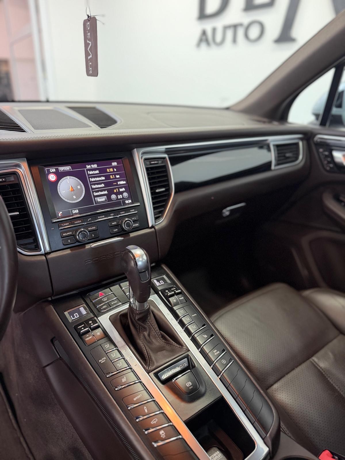 PORSCHE Macan S PDK *Panorama / CH-Fahrzeug / Porsche DLS Light / Sport Design / Alcantara Dachhimmel*-image-12
