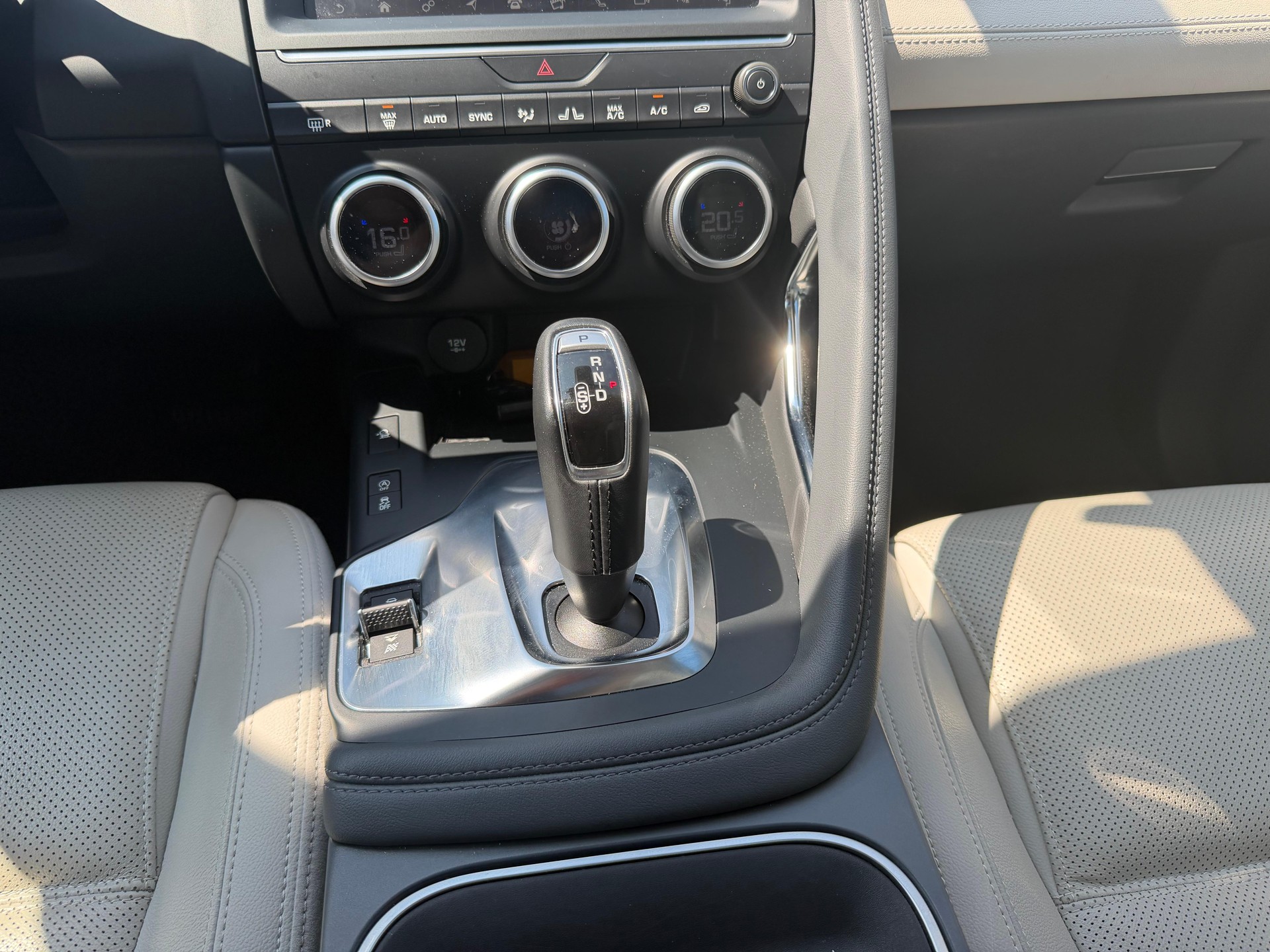 JAGUAR E-Pace 2.0 T 200 SE AWD-image-5