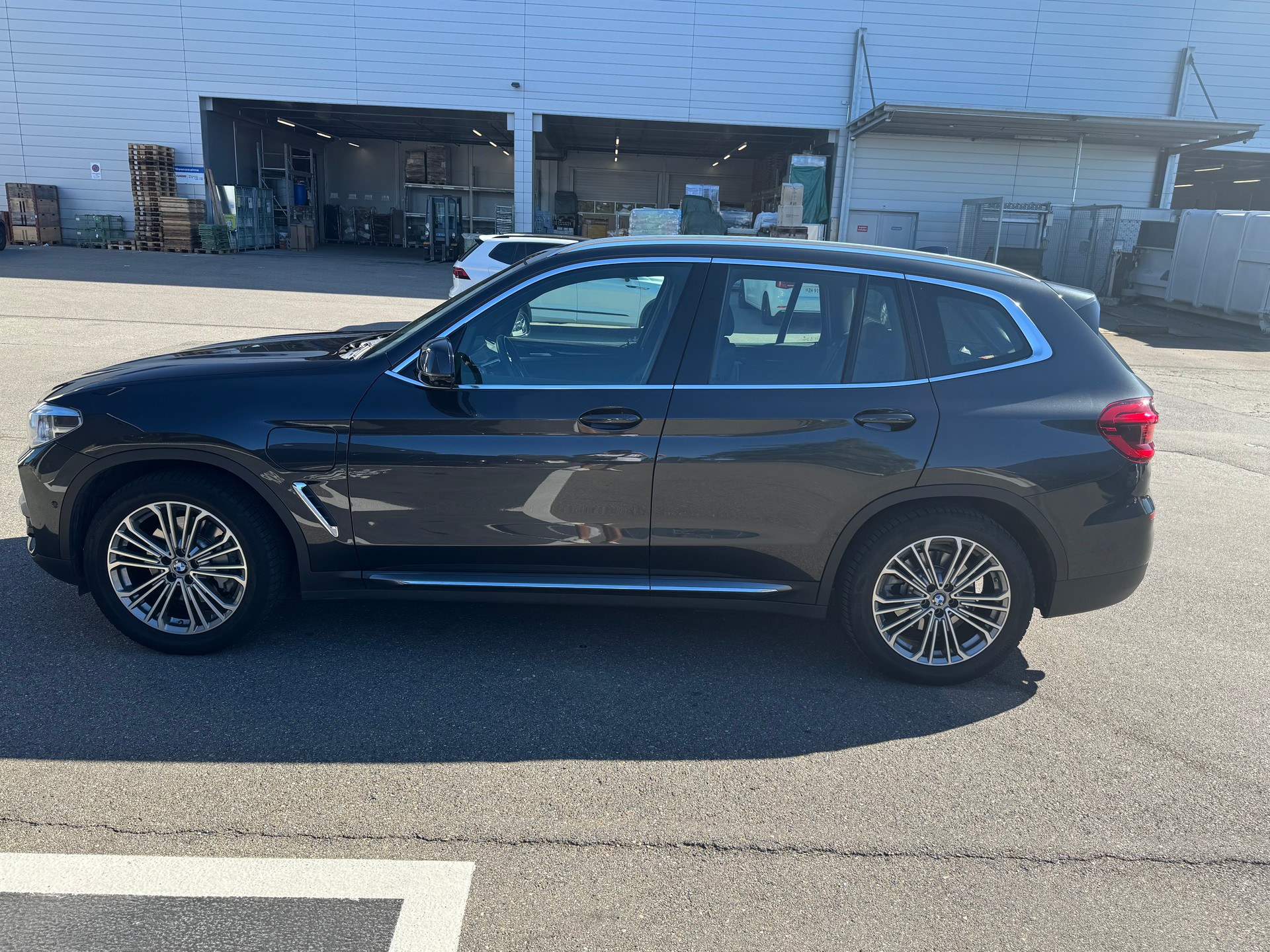 BMW 30e xDrive Luxury Line-image-2