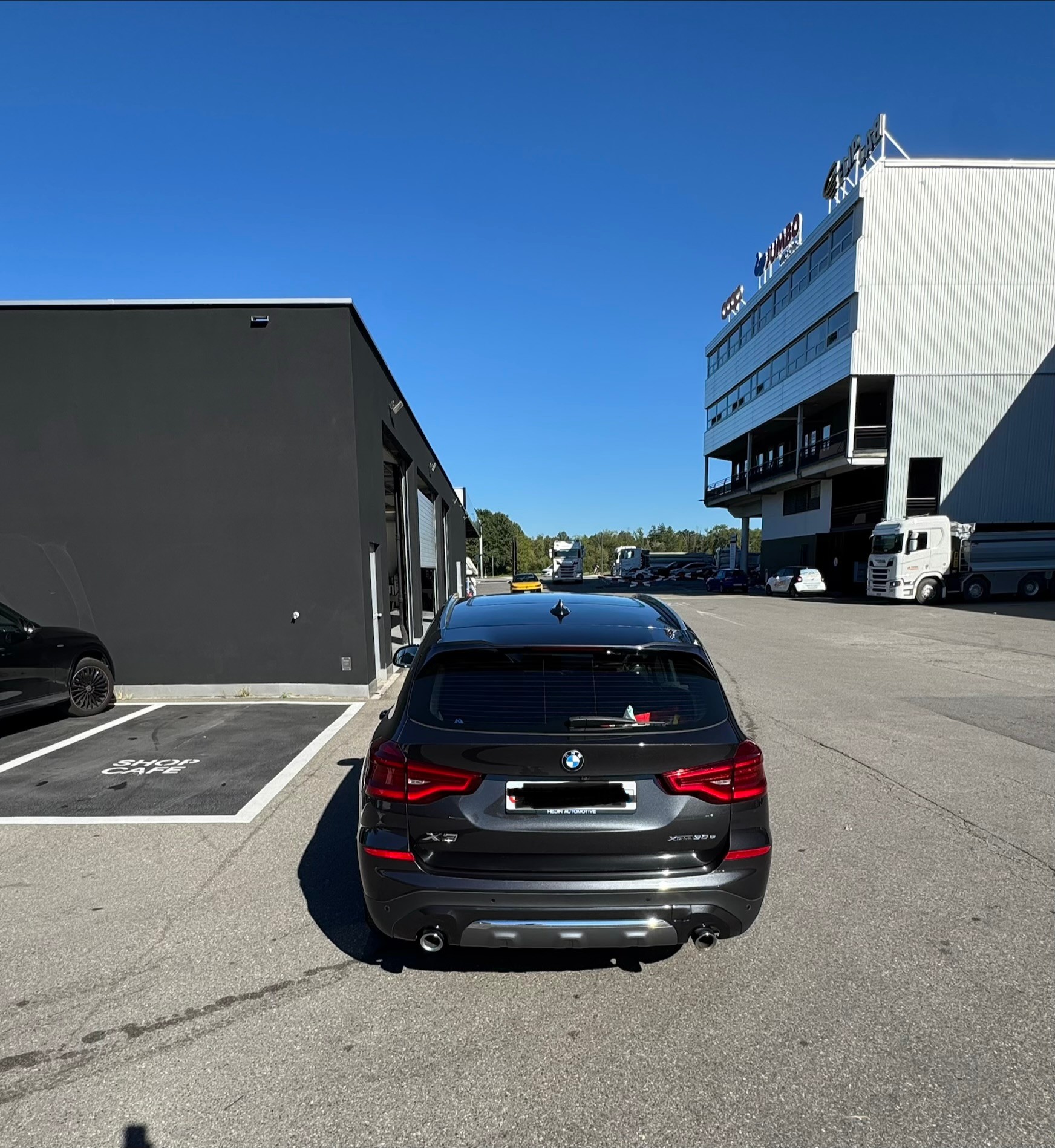 BMW 30e xDrive Luxury Line-image-3