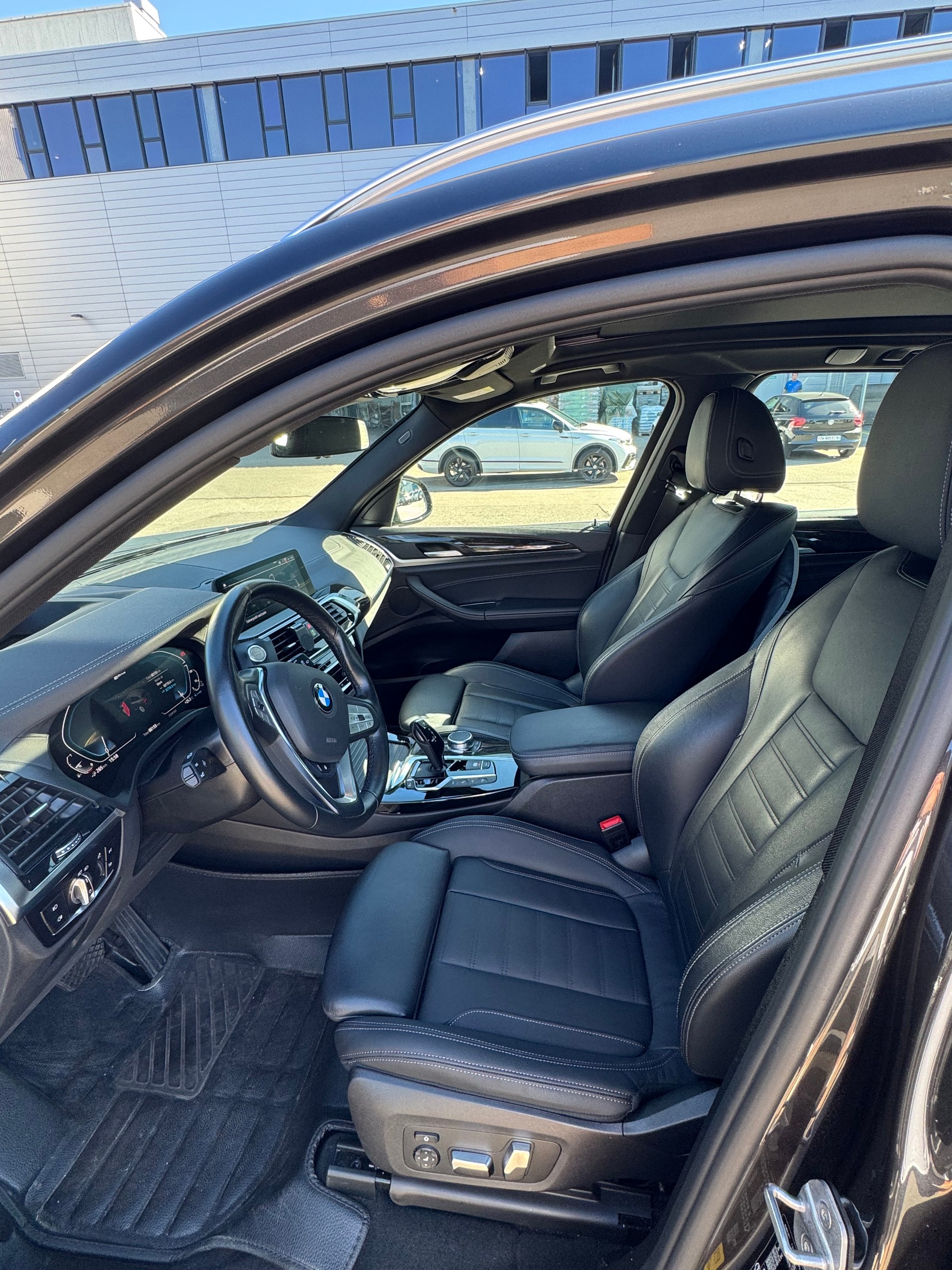 BMW 30e xDrive Luxury Line-image-4
