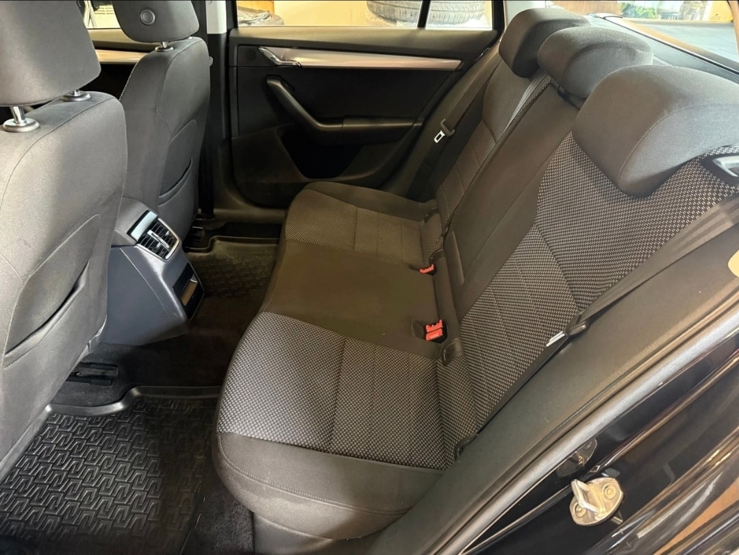 SKODA Octavia Combi 2.0 TDI Ambition-image-7