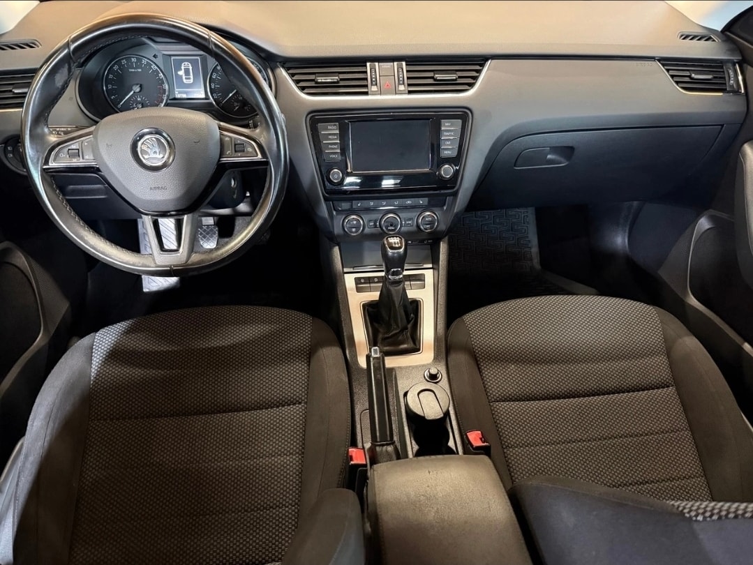 SKODA Octavia Combi 2.0 TDI Ambition-image-8