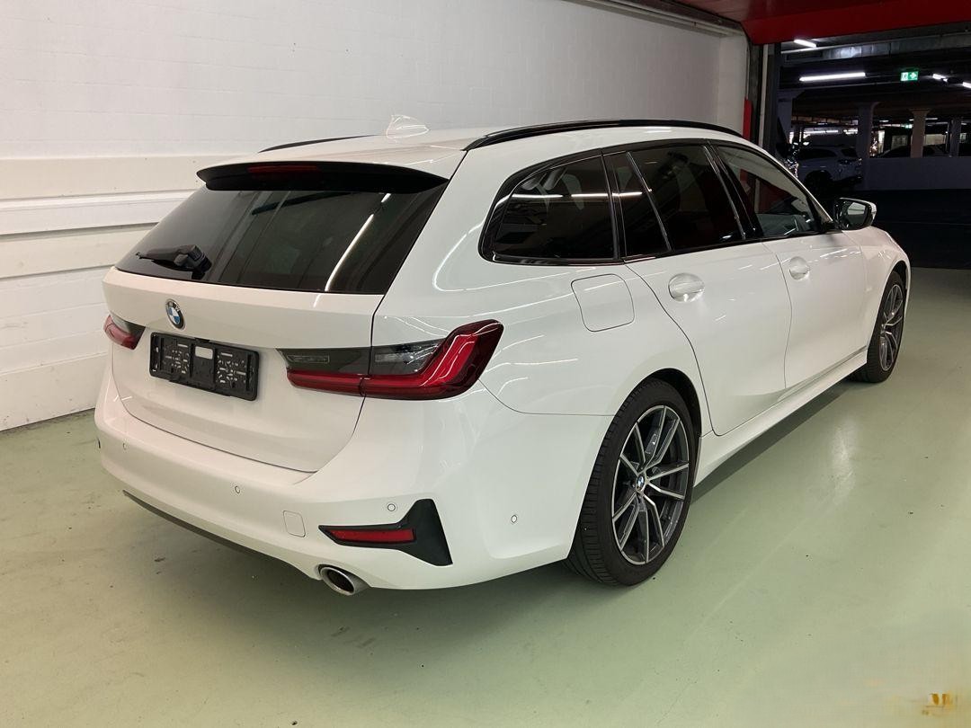 BMW 320d xDrive 48V Touring Steptronic-image-2