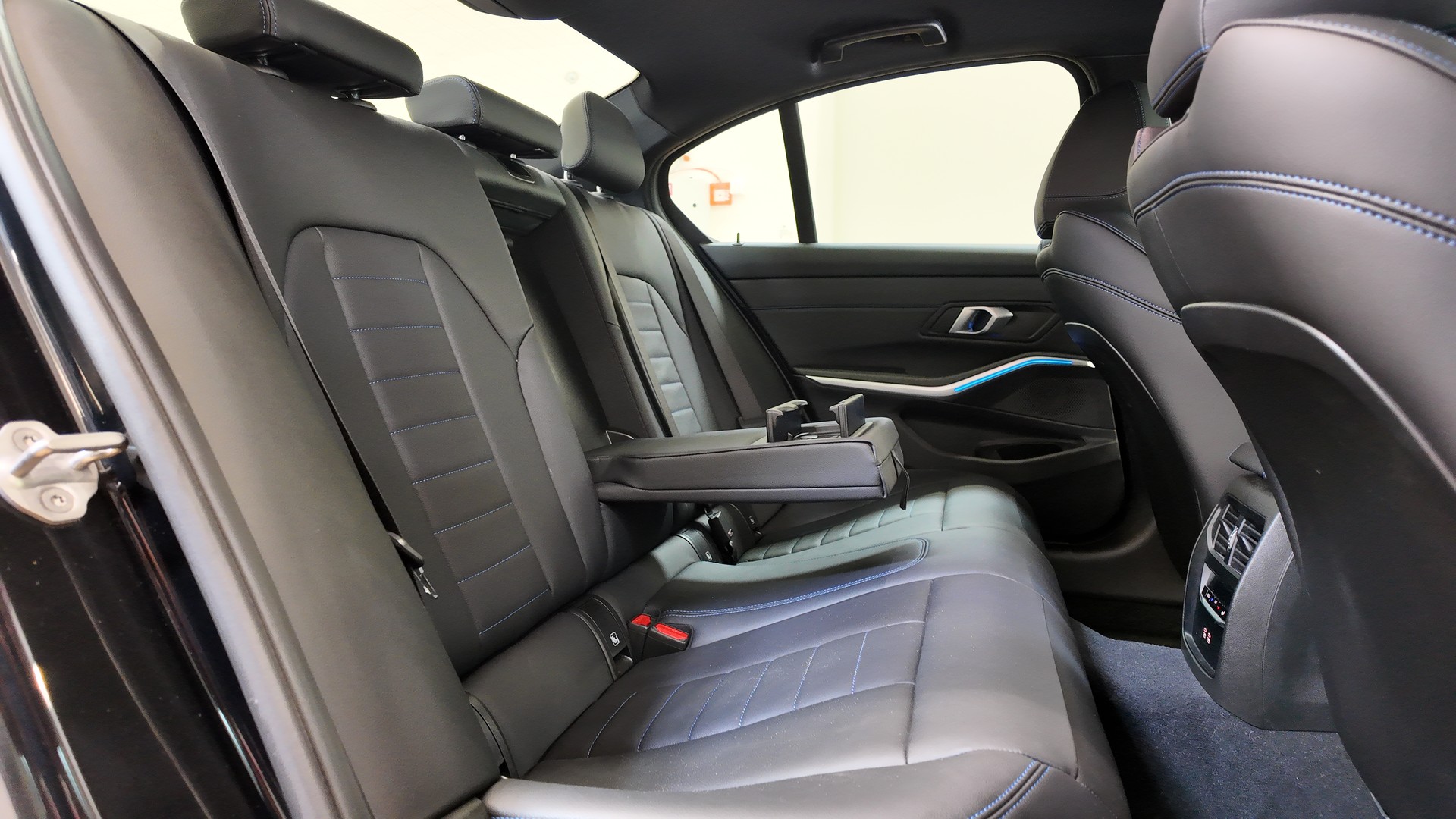 BMW 320d xDrive 48V Steptronic M Sport-image-19