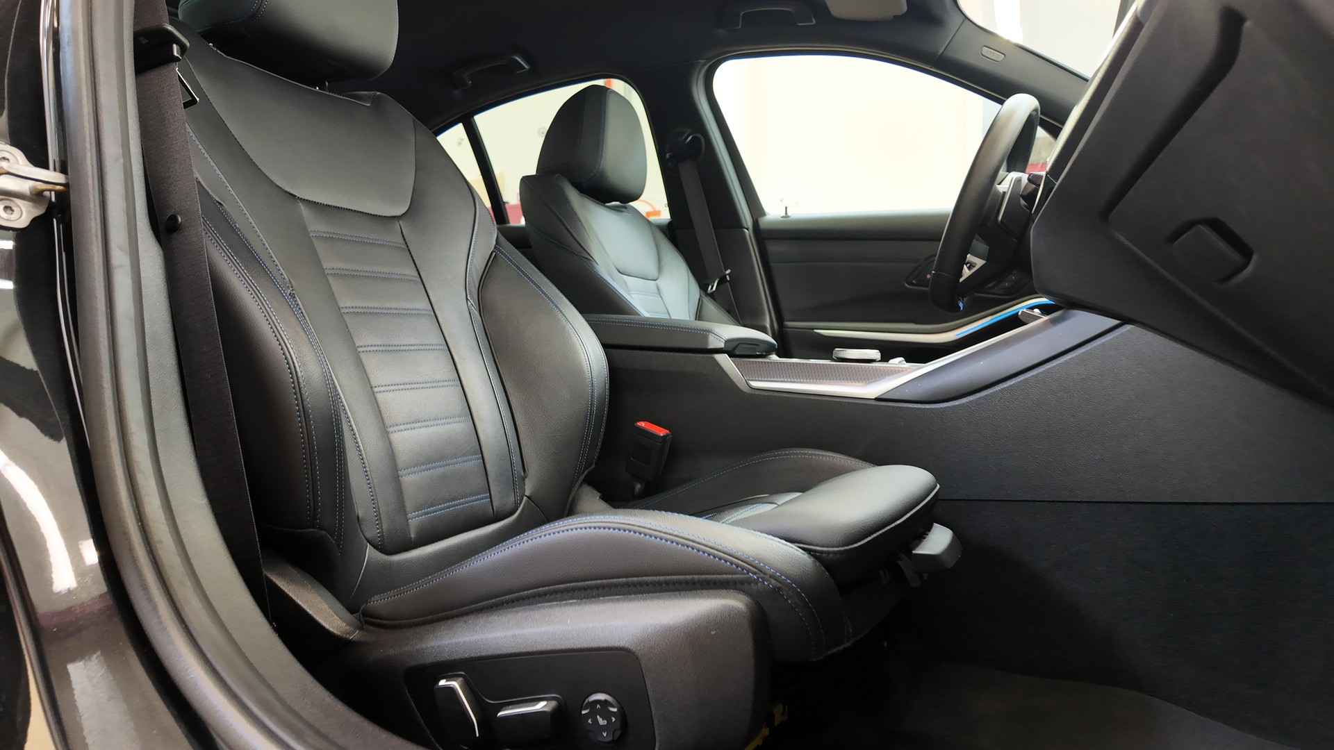BMW 320d xDrive 48V Steptronic M Sport-image-14