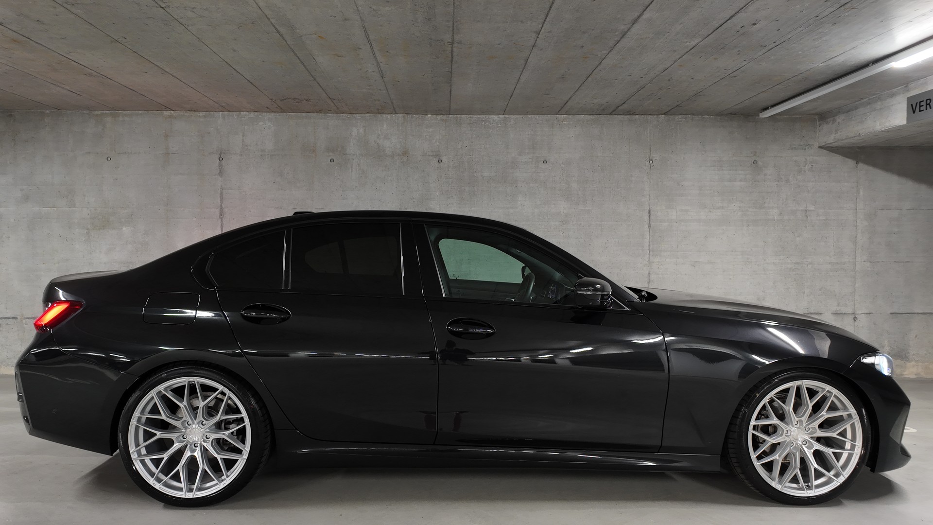 BMW 320d xDrive 48V Steptronic M Sport-showroom-element-3