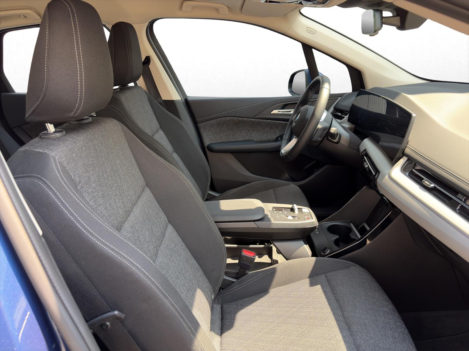 BMW 220i Active Tourer-image-15