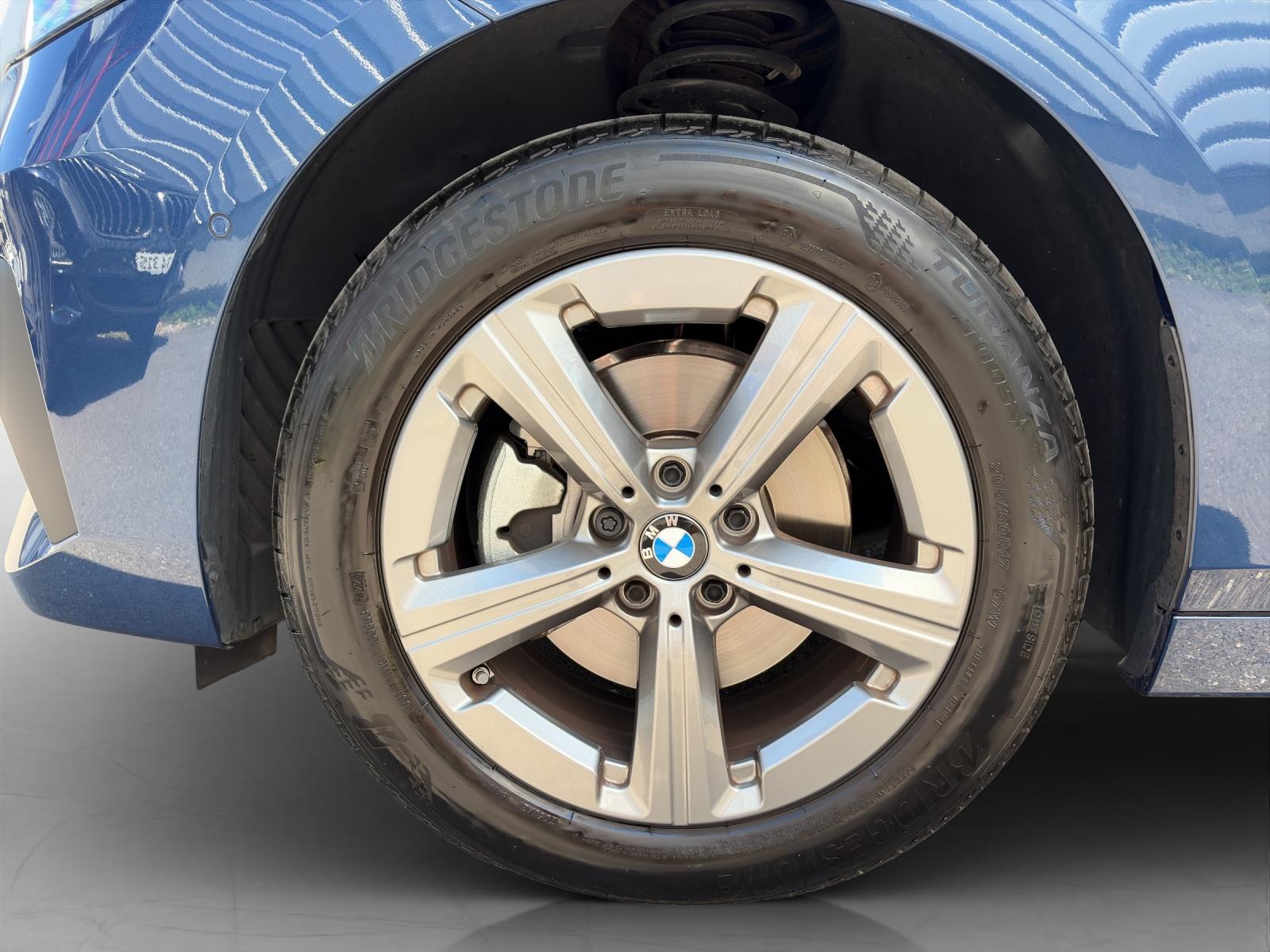 BMW 220i Active Tourer-image-8