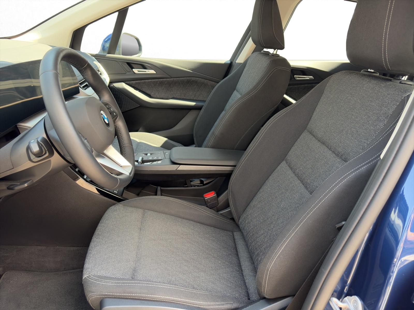 BMW 220i Active Tourer-image-9