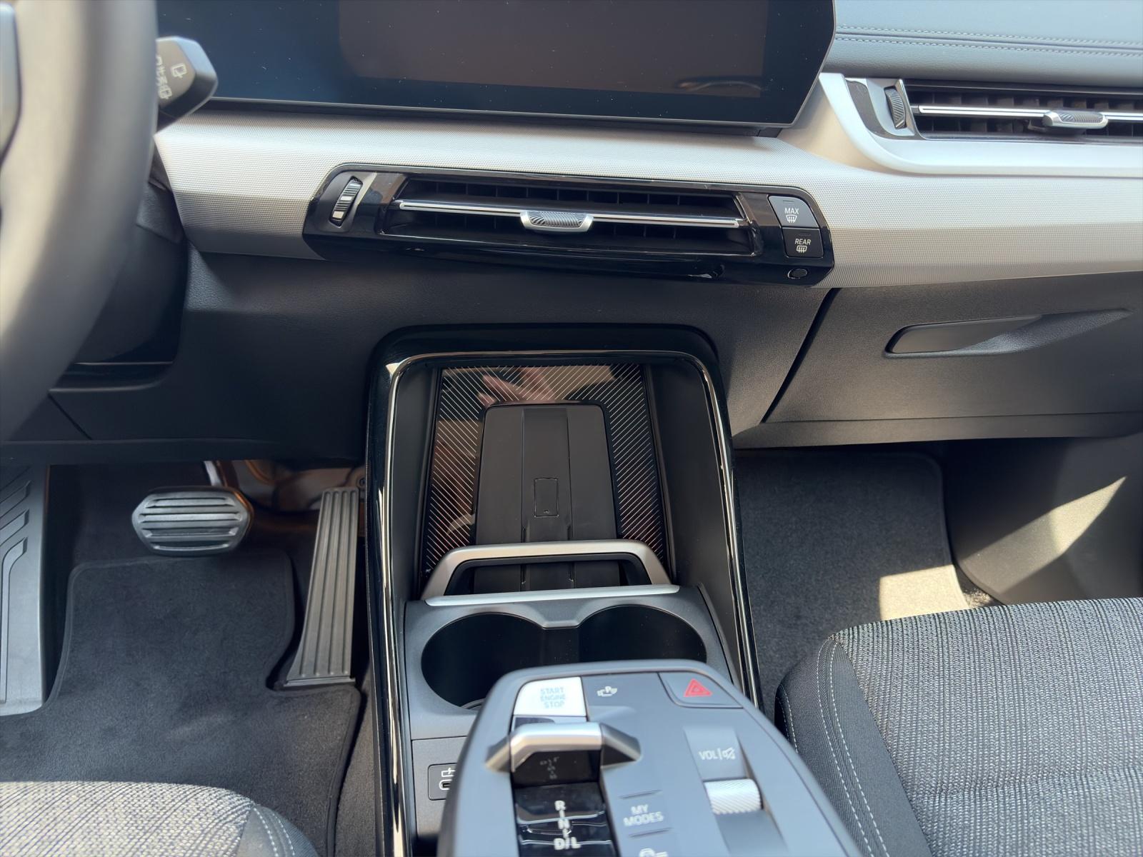 BMW 220i Active Tourer-image-11