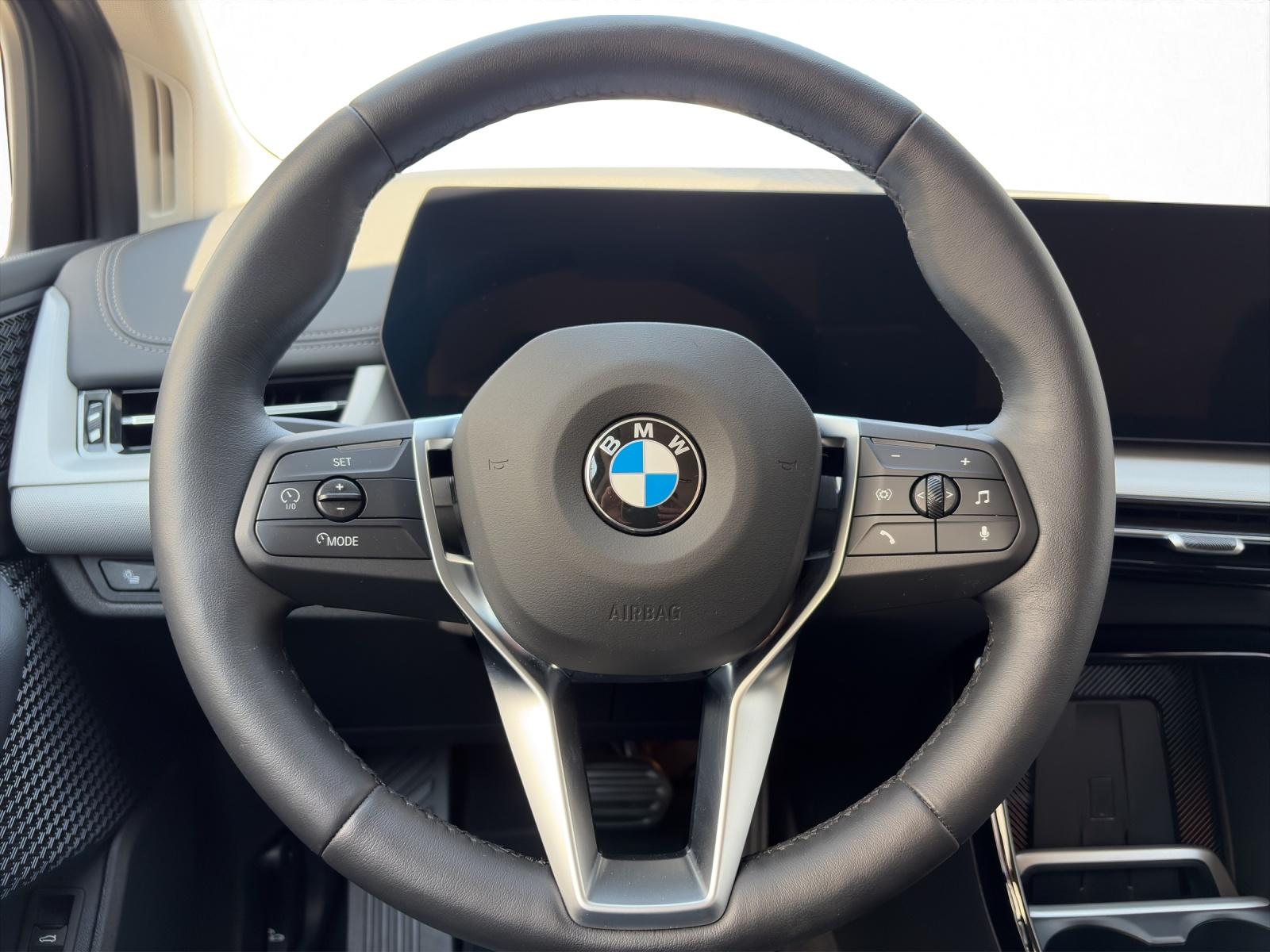 BMW 220i Active Tourer-image-10