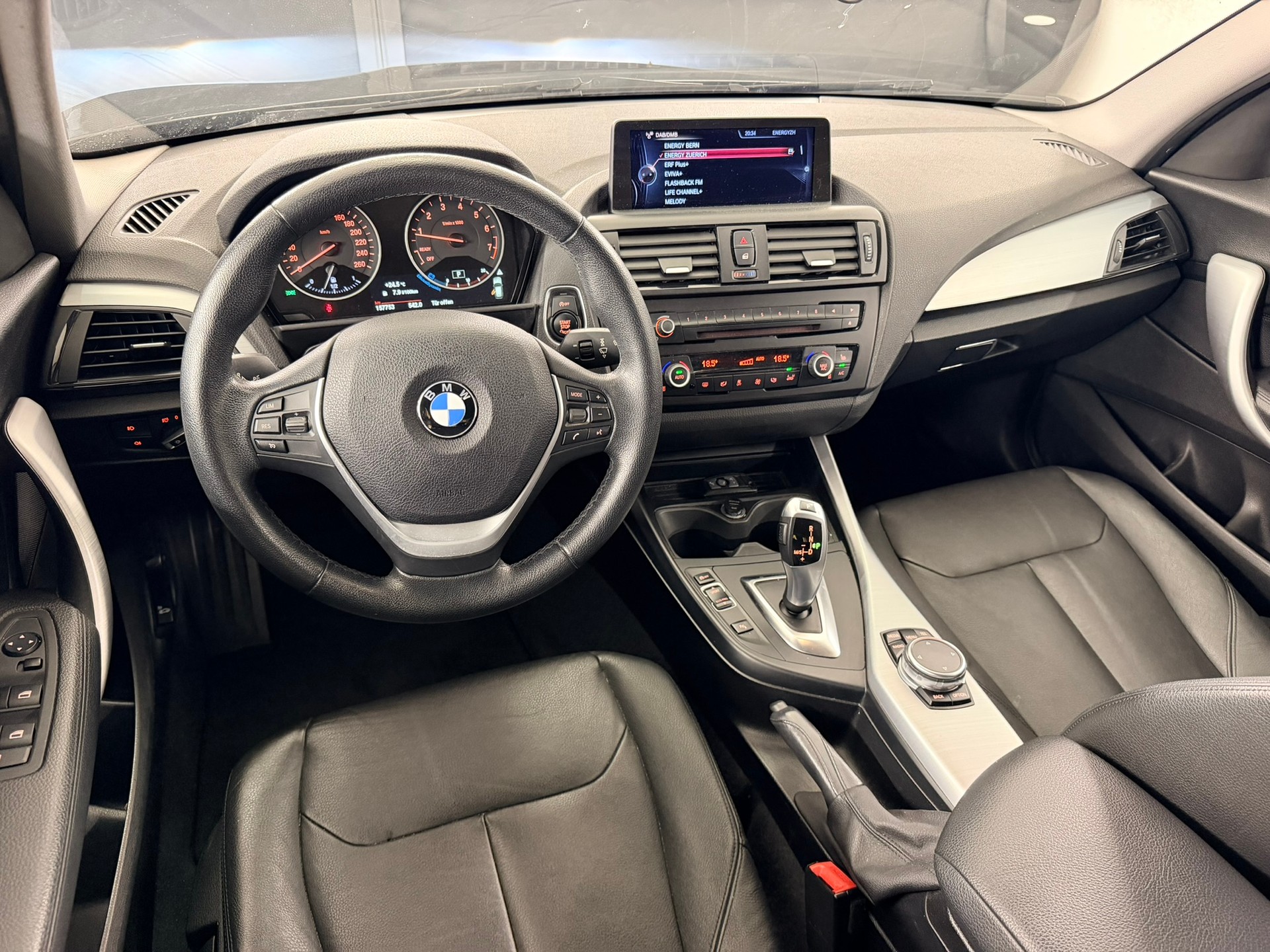 BMW 116i Sport Line Steptronic-image-9