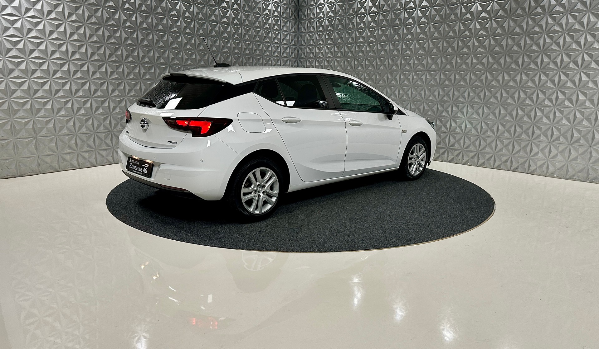 OPEL Astra 1.4i Turbo Enjoy Automatic-image-4