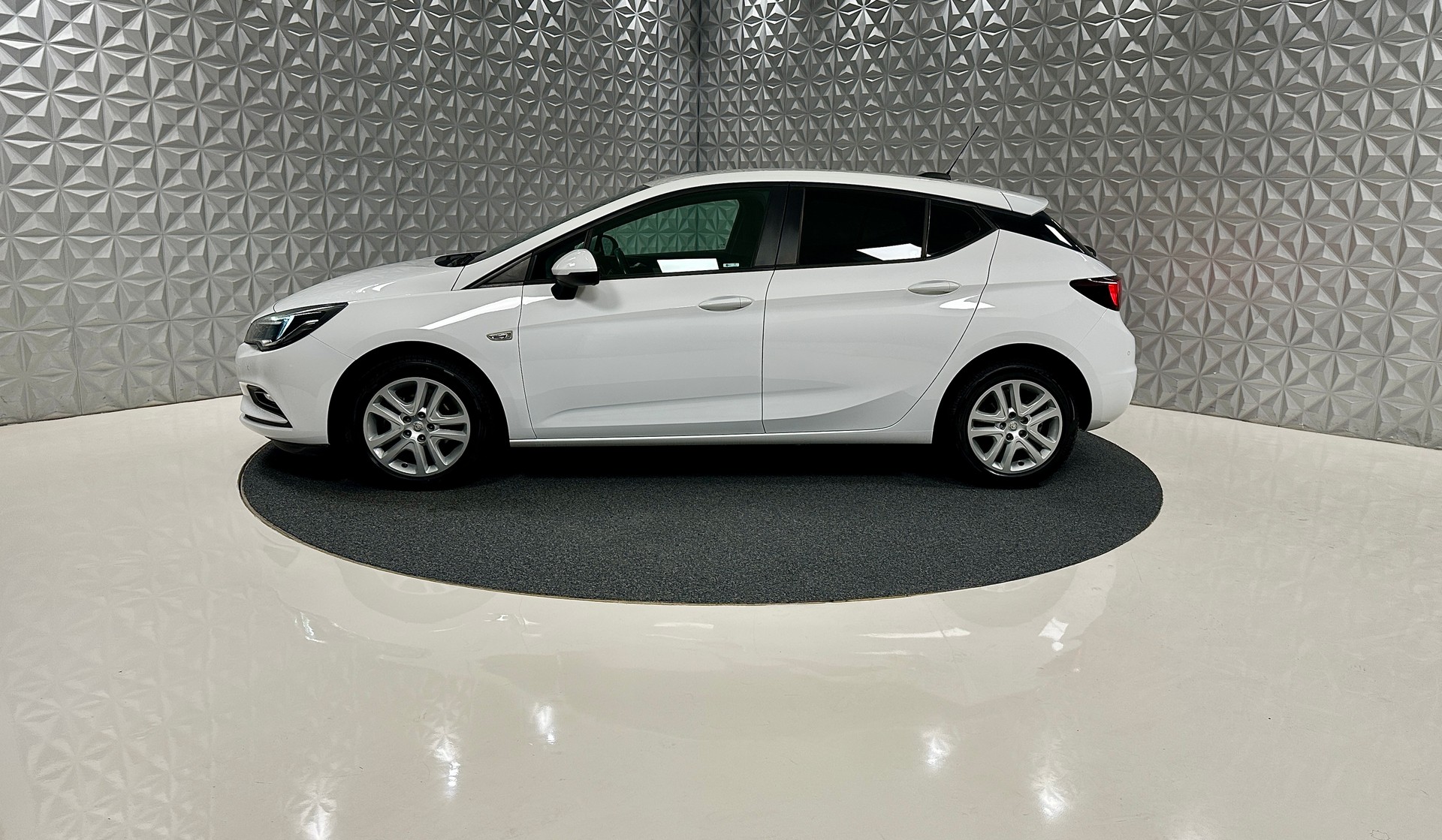 OPEL Astra 1.4i Turbo Enjoy Automatic-image-7