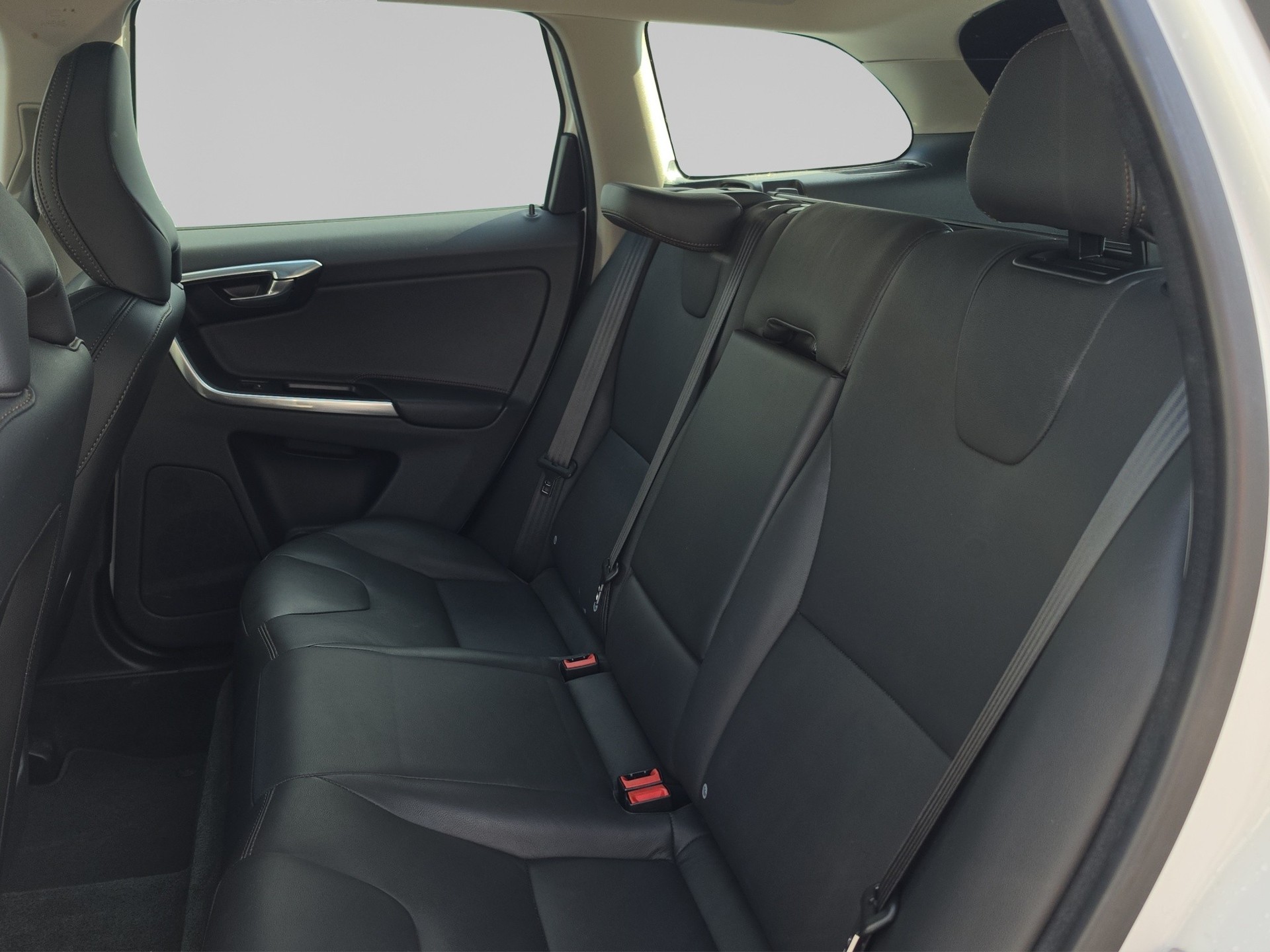 VOLVO XC60 2.4 D5 Summum AWD S/S-image-12