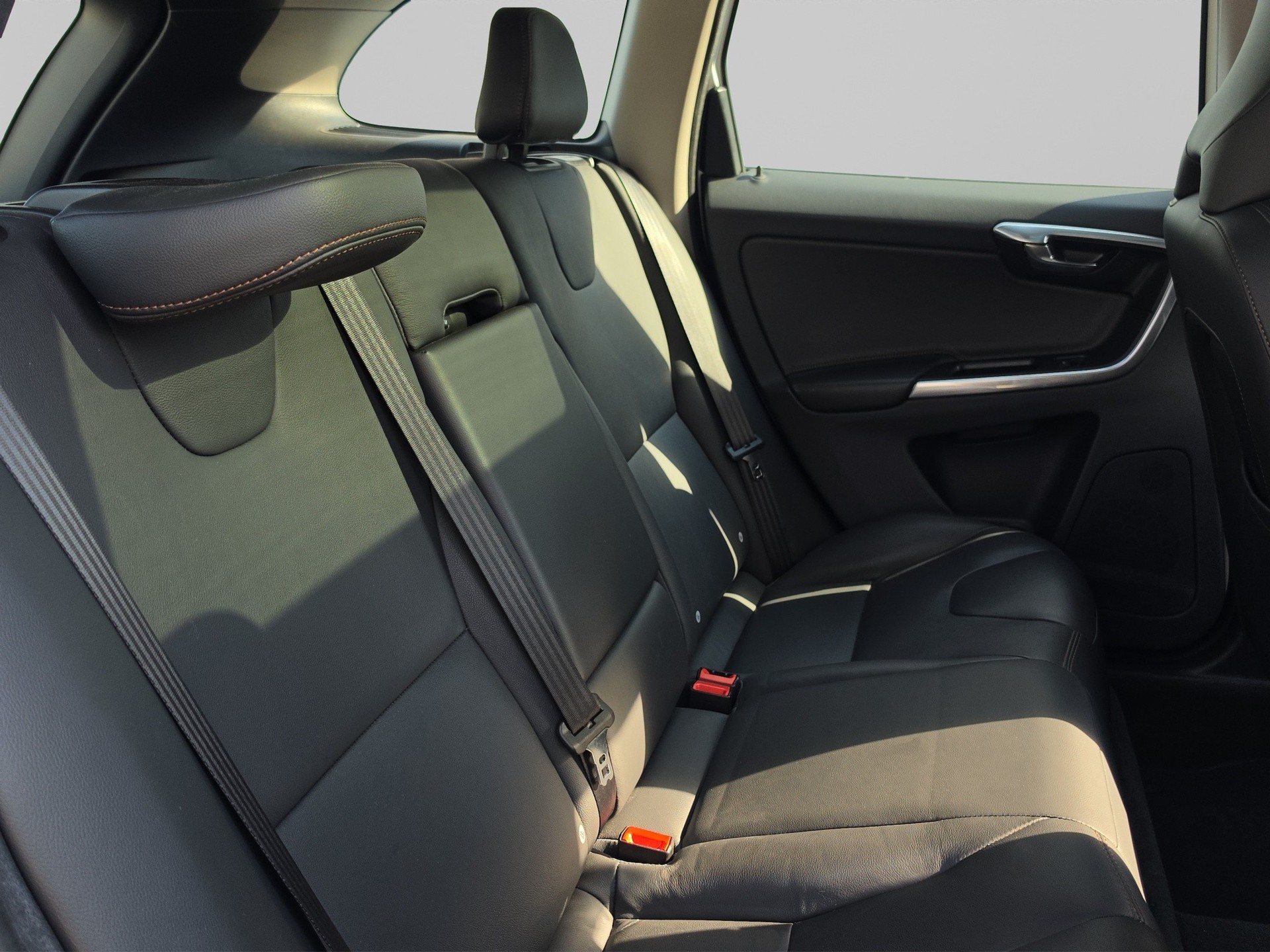 VOLVO XC60 2.4 D5 Summum AWD S/S-image-14