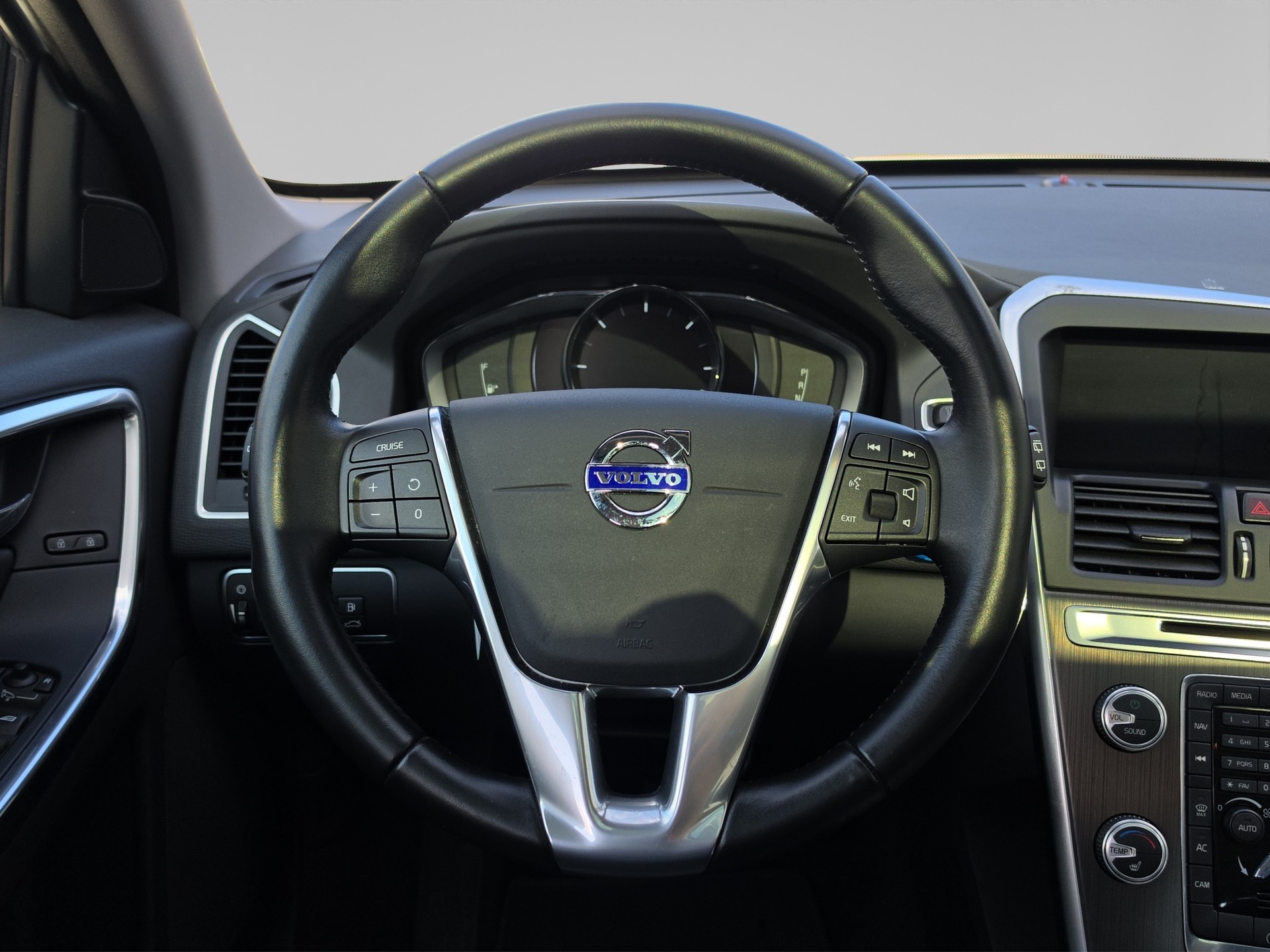 VOLVO XC60 2.4 D5 Summum AWD S/S-image-11
