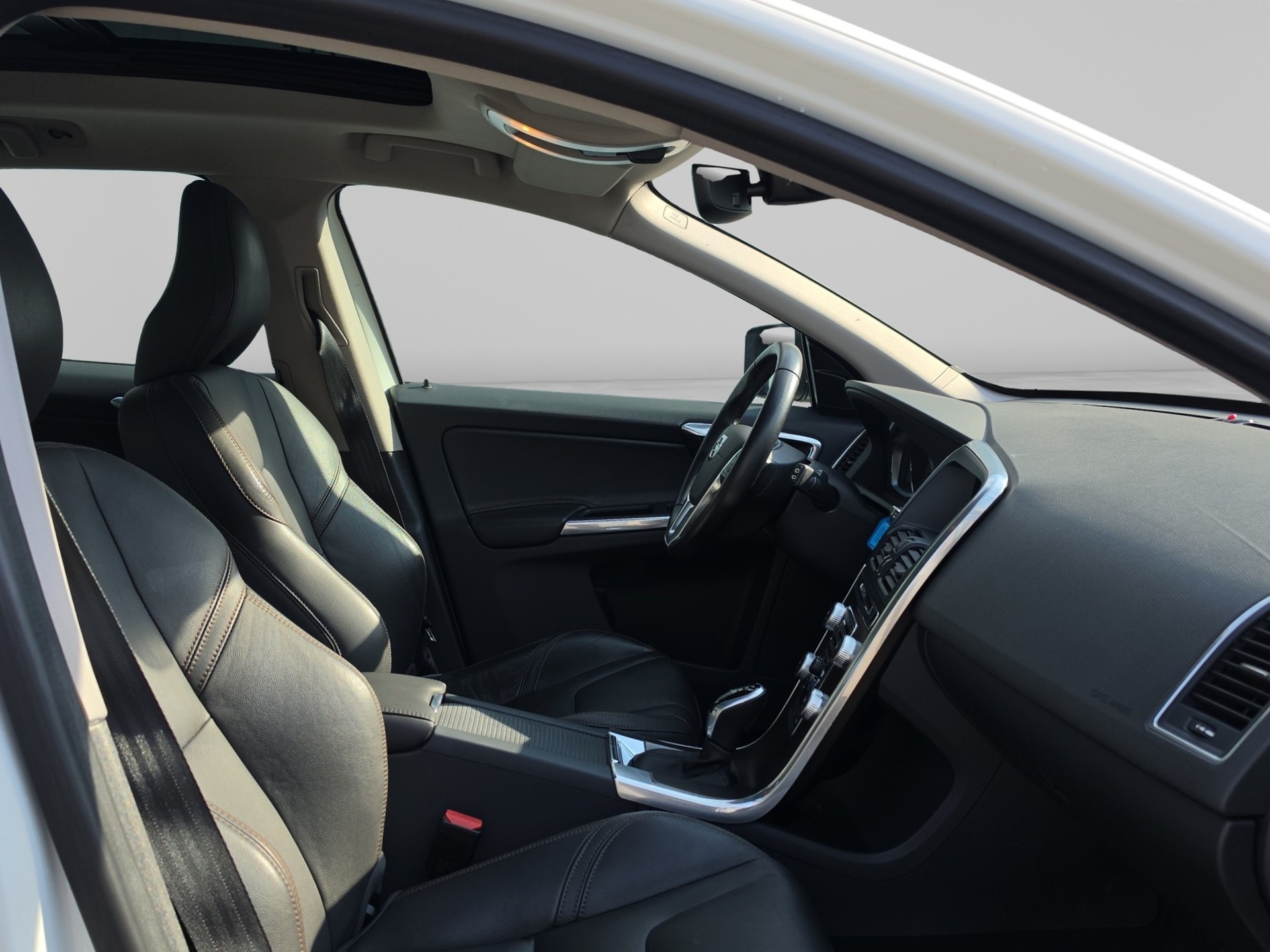 VOLVO XC60 2.4 D5 Summum AWD S/S-image-13
