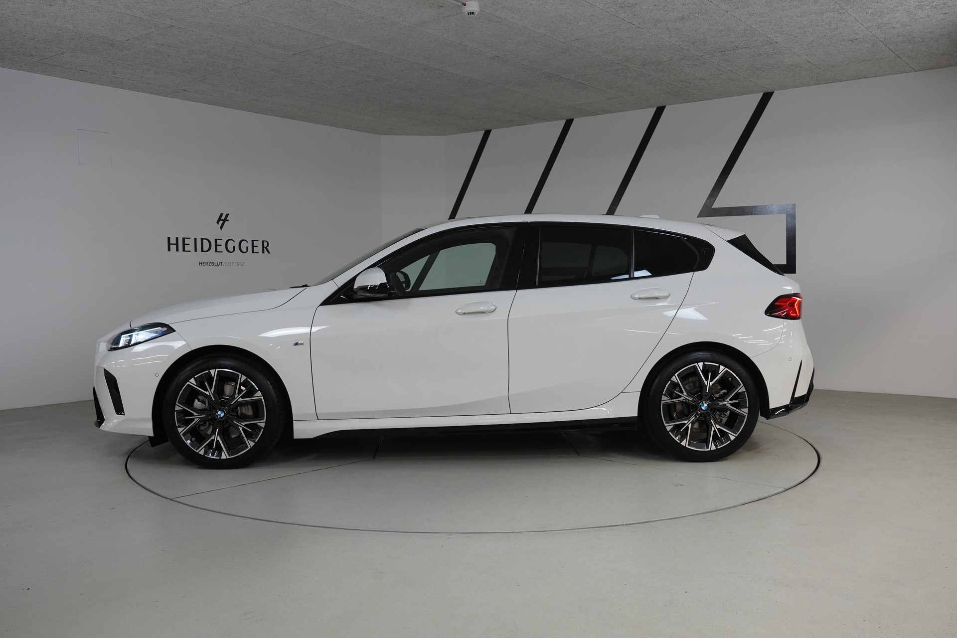 BMW 120d M Sport Steptronic-showroom-element-3