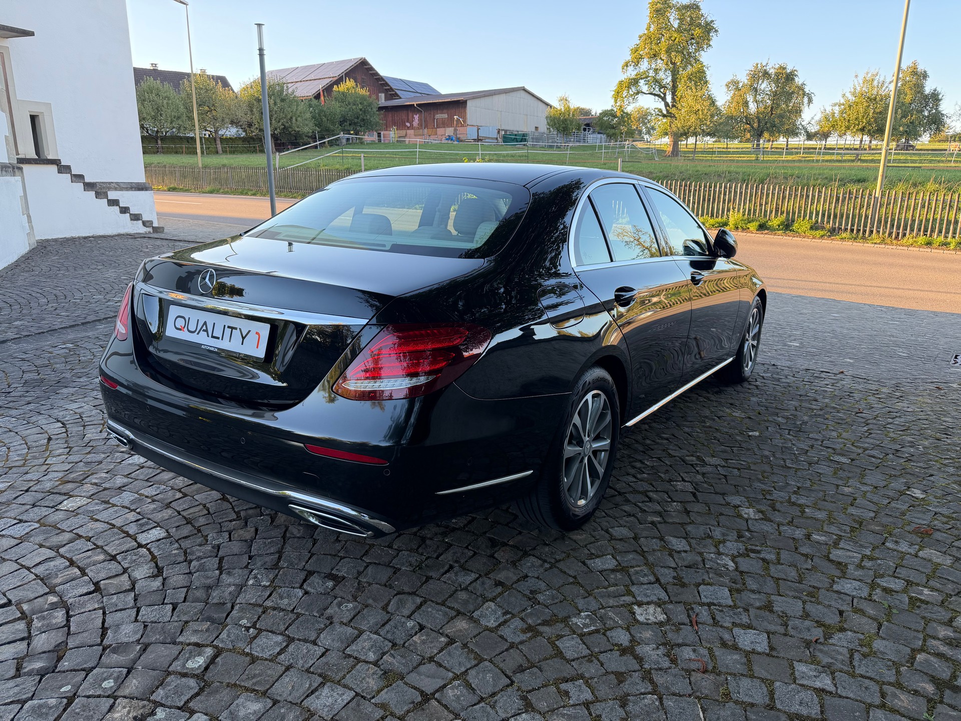 MERCEDES-BENZ E 220 d Exclusive 9G-Tronic / Frisch ab MFK / Frisch ab Service / 36 Monate Garantie / 8 Fach / Leder / Navi / LED/AHK/ACC-image-4