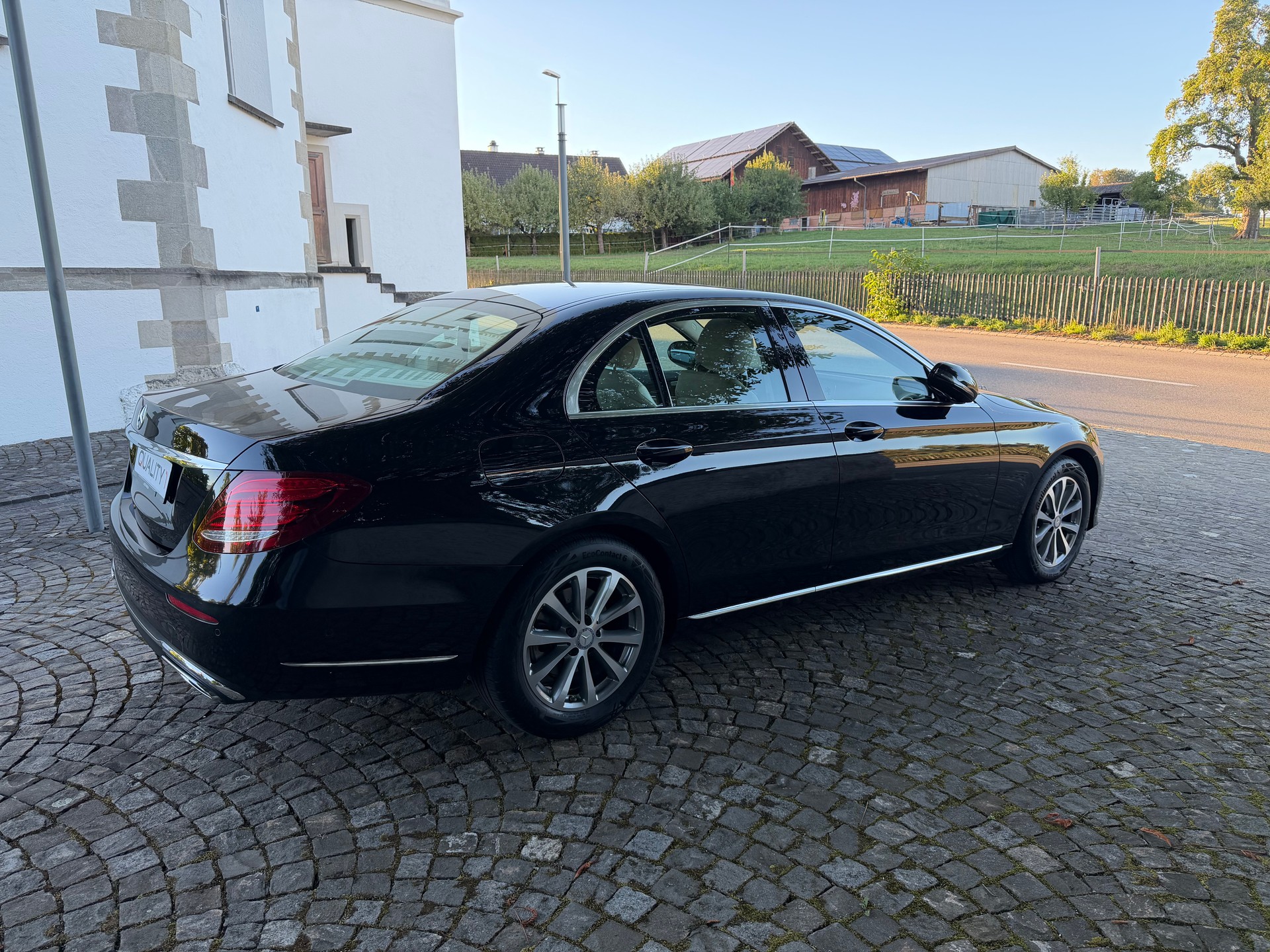 MERCEDES-BENZ E 220 d Exclusive 9G-Tronic / Frisch ab MFK / Frisch ab Service / 36 Monate Garantie / 8 Fach / Leder / Navi / LED/AHK/ACC-image-3