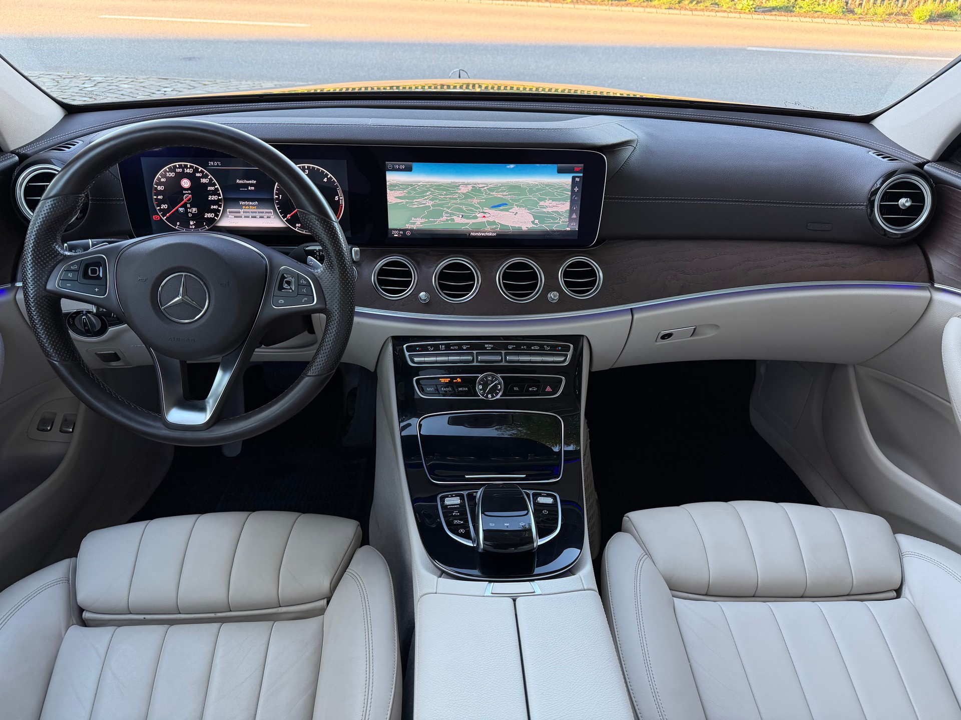 MERCEDES-BENZ E 220 d Exclusive 9G-Tronic / Frisch ab MFK / Frisch ab Service / 36 Monate Garantie / 8 Fach / Leder / Navi / LED/AHK/ACC-image-10