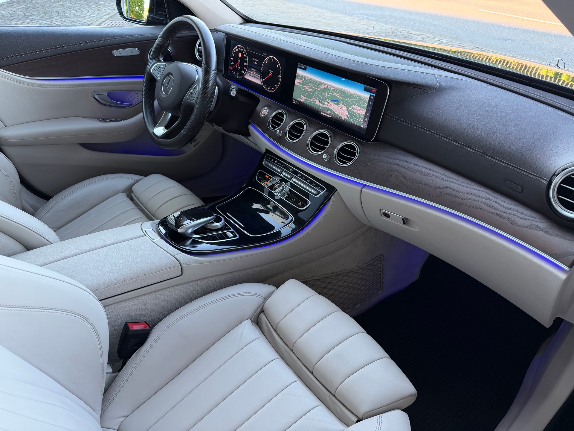 MERCEDES-BENZ E 220 d Exclusive 9G-Tronic / Frisch ab MFK / Frisch ab Service / 36 Monate Garantie / 8 Fach / Leder / Navi / LED/AHK/ACC-image-9