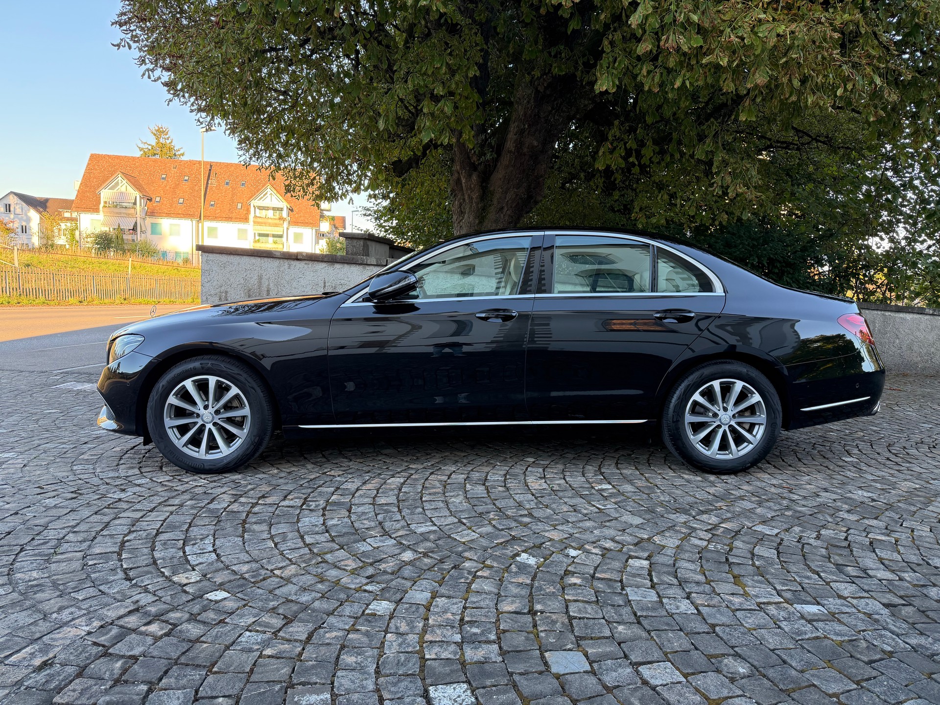 MERCEDES-BENZ E 220 d Exclusive 9G-Tronic / Frisch ab MFK / Frisch ab Service / 36 Monate Garantie / 8 Fach / Leder / Navi / LED/AHK/ACC-image-7