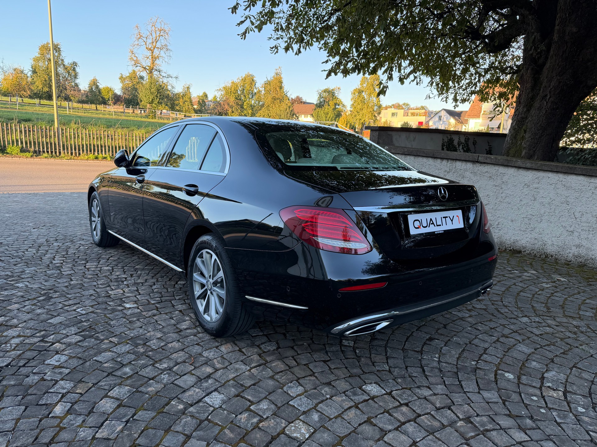 MERCEDES-BENZ E 220 d Exclusive 9G-Tronic / Frisch ab MFK / Frisch ab Service / 36 Monate Garantie / 8 Fach / Leder / Navi / LED/AHK/ACC-image-6