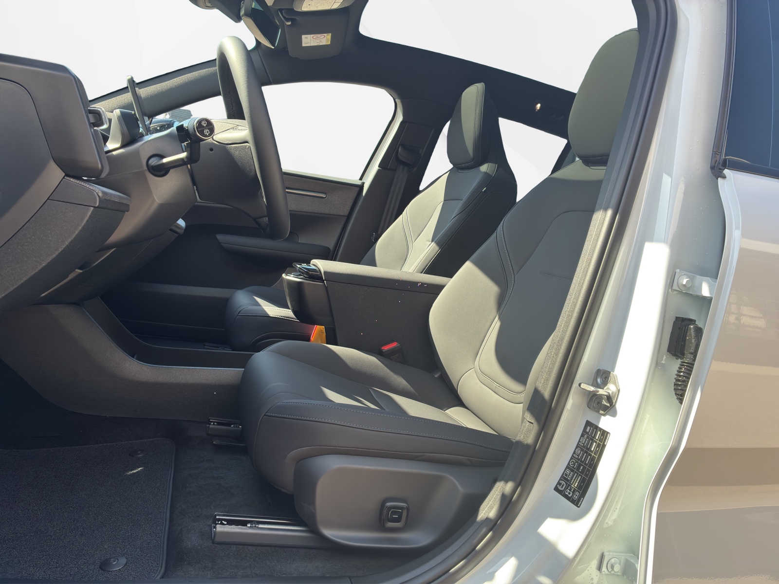 VOLVO EX 30 E60 Twin Ultra Performance Sw. Black Ed. AWD-image-9