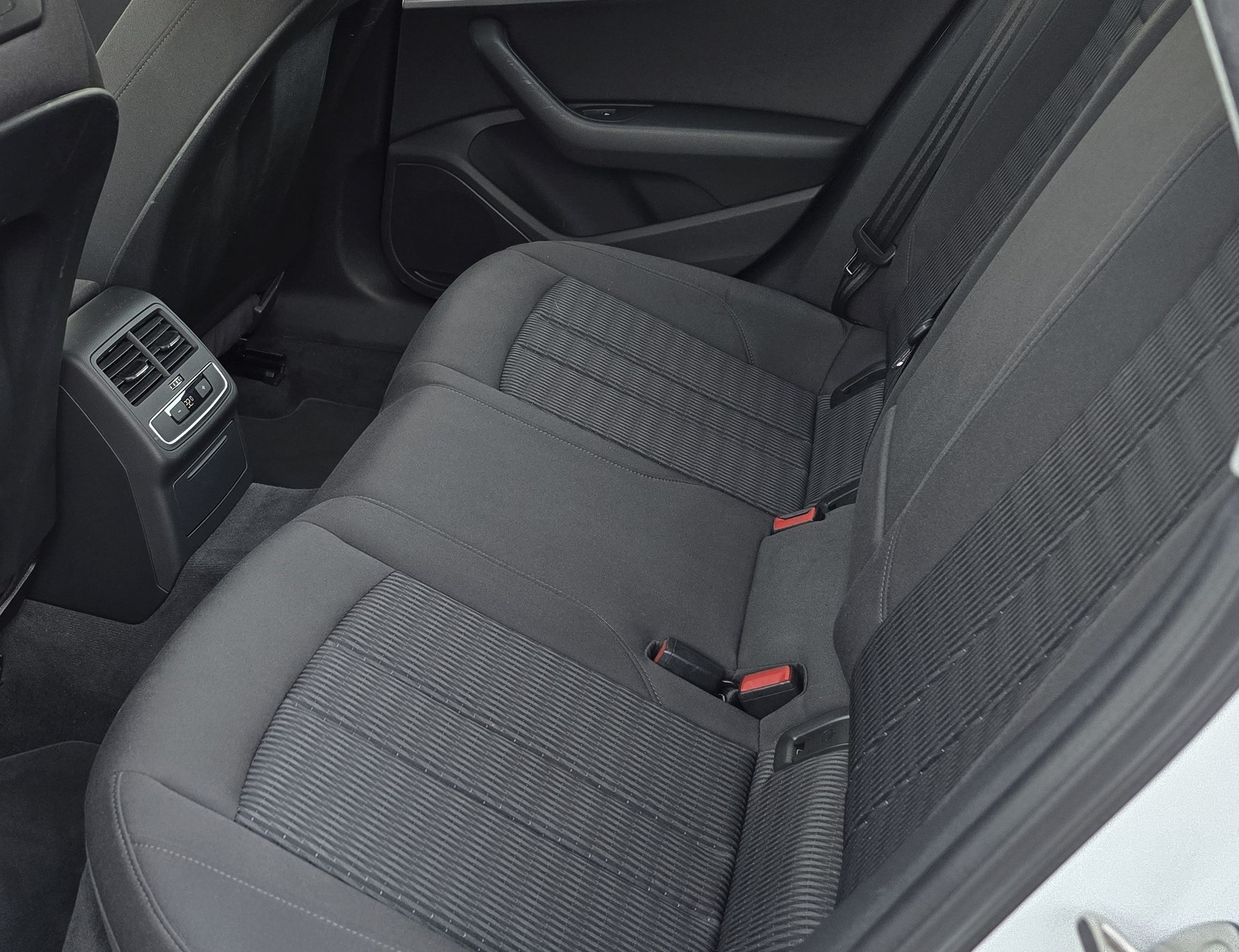 AUDI A4 Avant 2.0 TDI Sport S-tronic-image-11