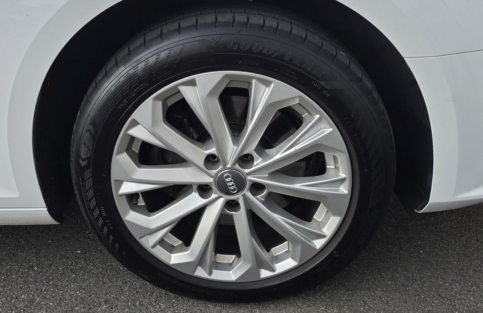 AUDI A4 Avant 2.0 TDI Sport S-tronic-image-15