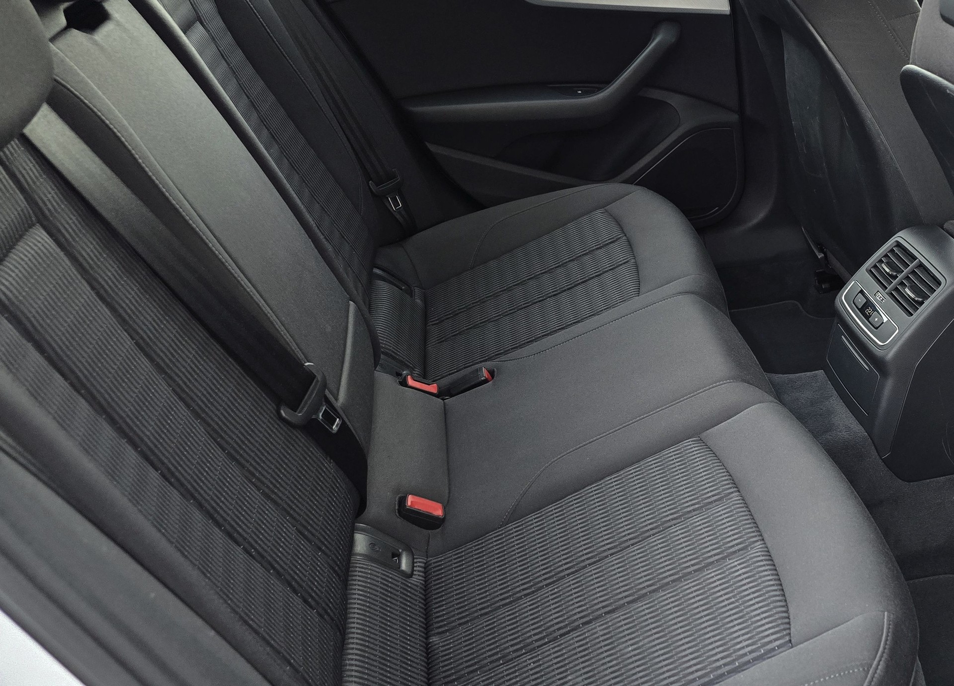 AUDI A4 Avant 2.0 TDI Sport S-tronic-image-10