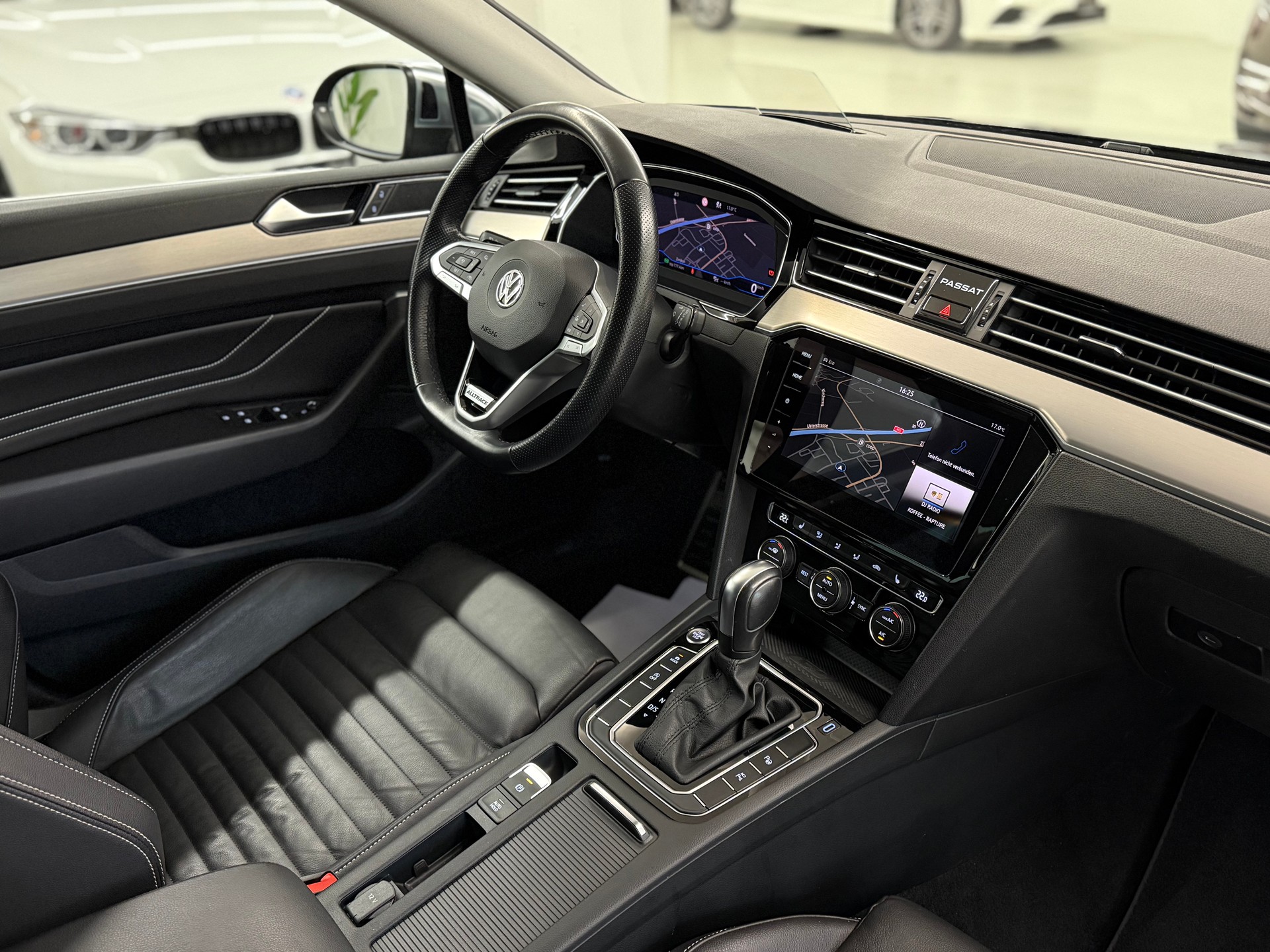 VW Passat Alltrack 2.0 TDI 4Motion DSG-image-24